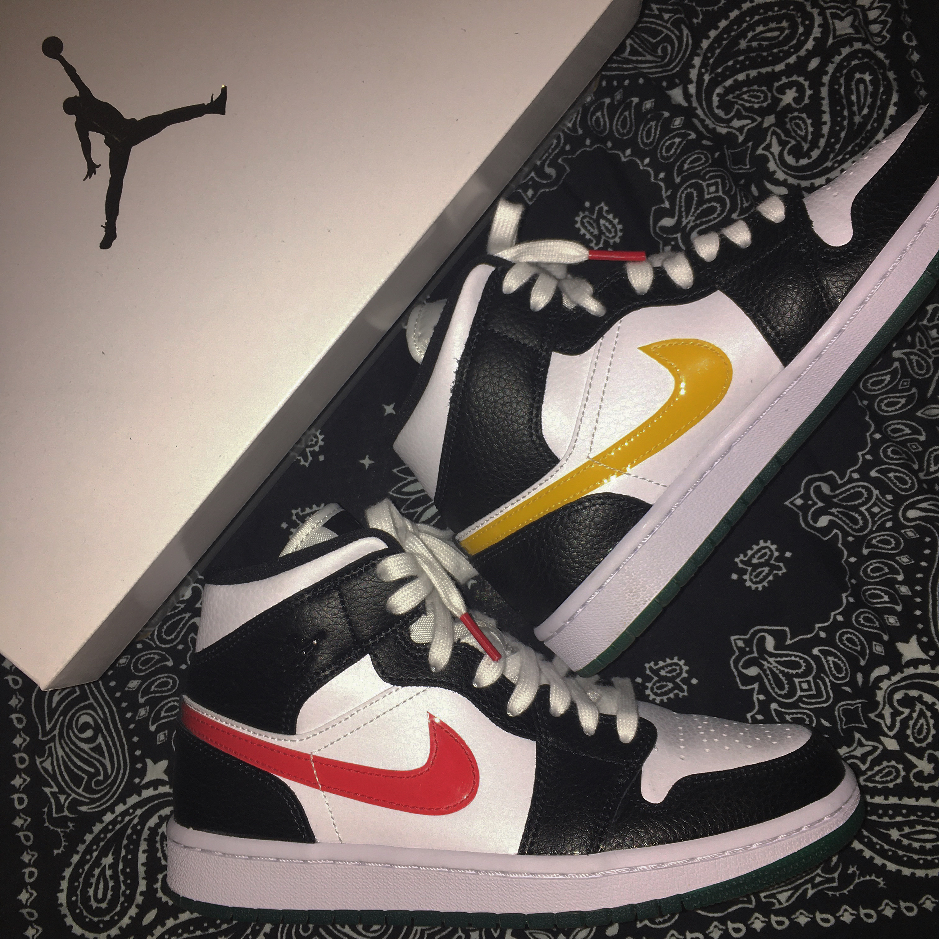 (W) Jordan 1 Mid Alternate Swooshes 착용 스타일 - 2