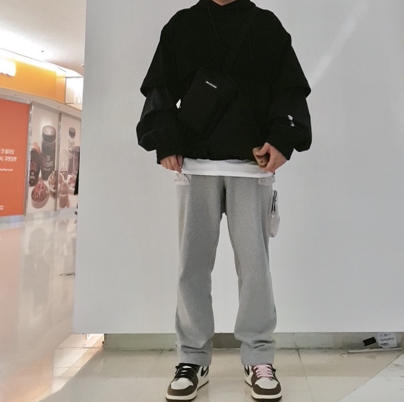 Jordan 1 x Travis Scott Retro High OG SP Mocha 착용 스타일 - 4