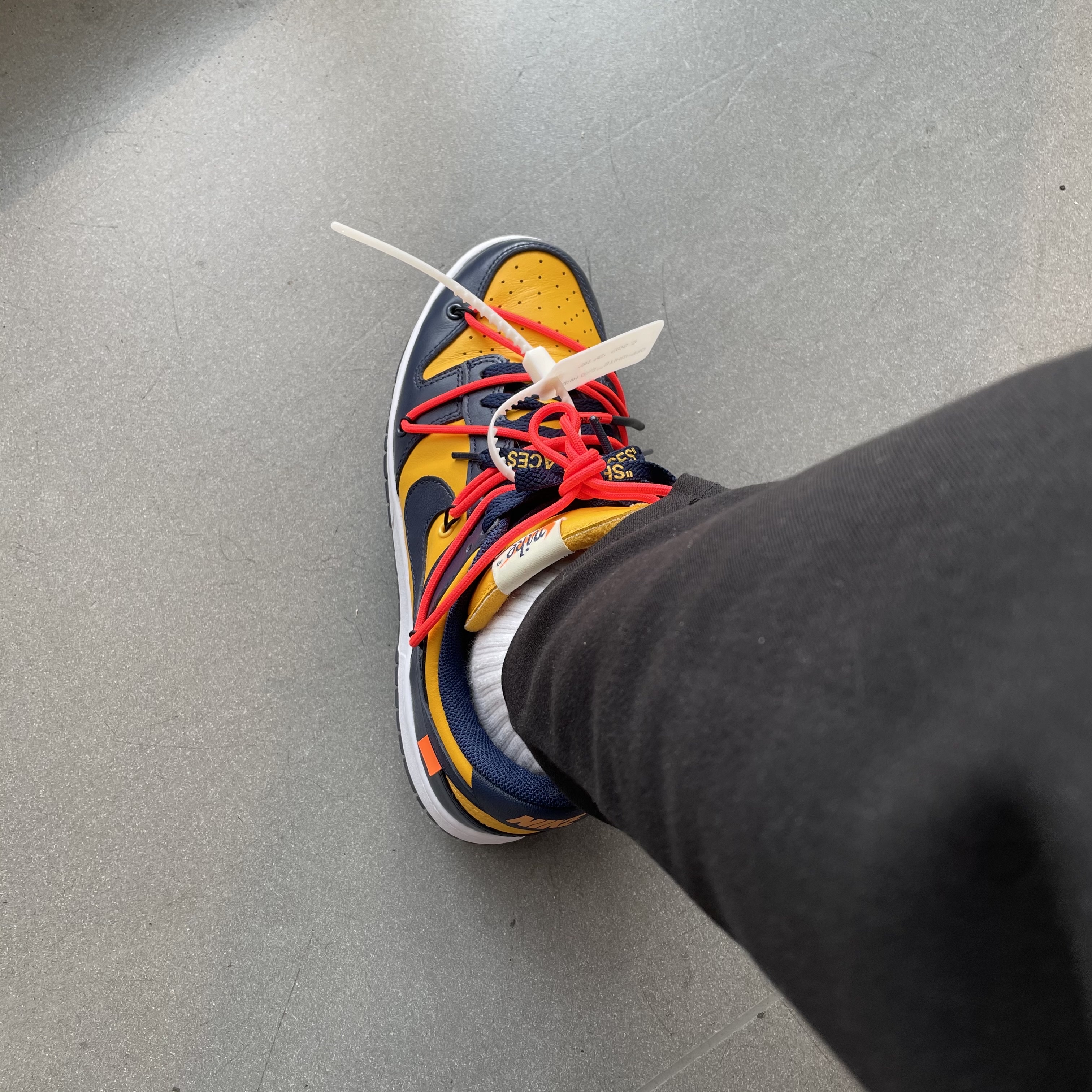 Nike x Off-White Dunk Low University Gold Midnight Navy 착용 스타일