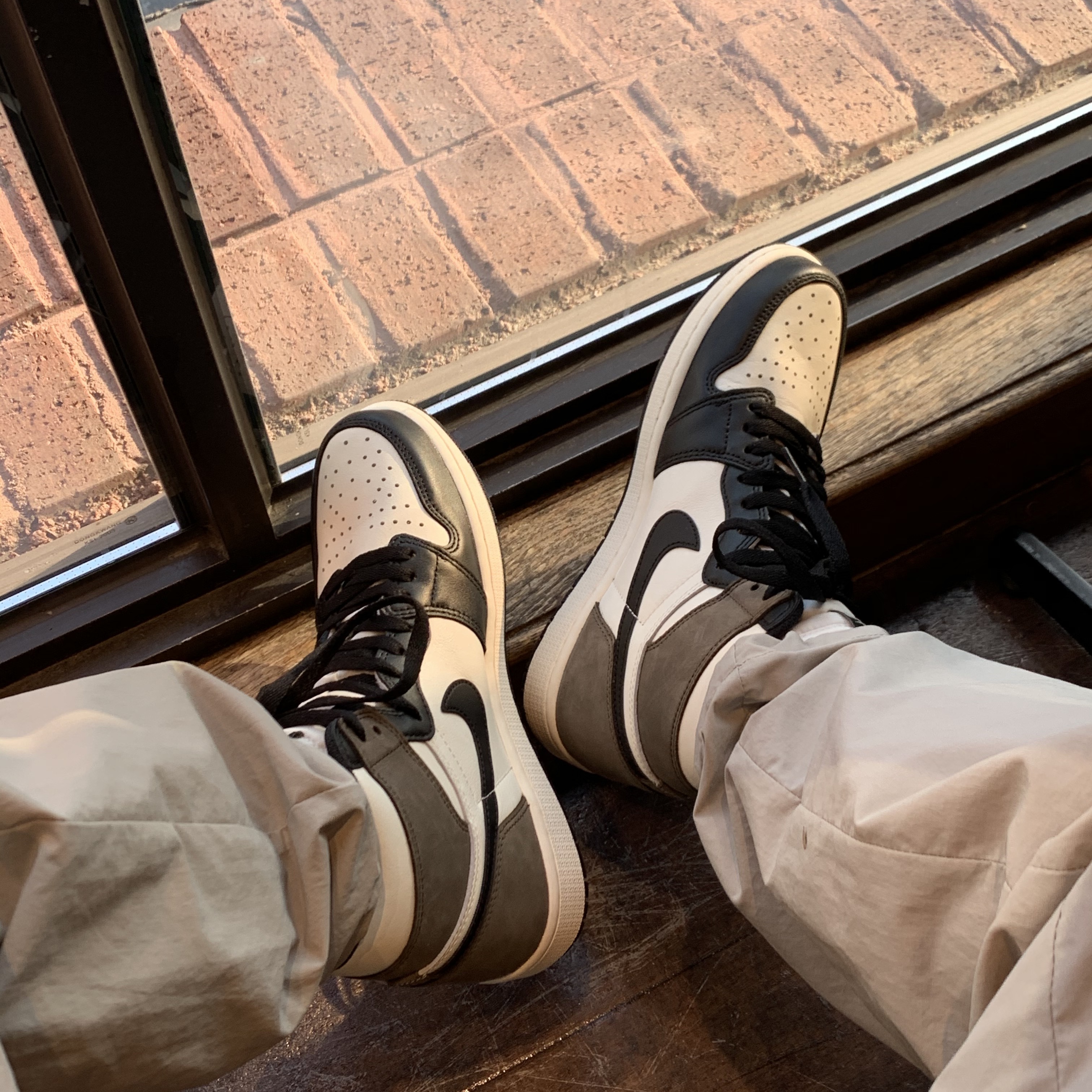 Jordan 1 Retro High OG Black Mocha 착용 스타일 - 2