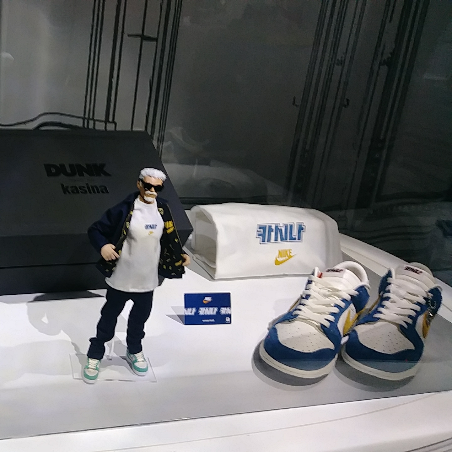 Nike x Kasina Dunk Low Road Sign - Kasina Exclusive, Nike x Kasina Dunk Low 80's Bus 착용 스타일 - 2