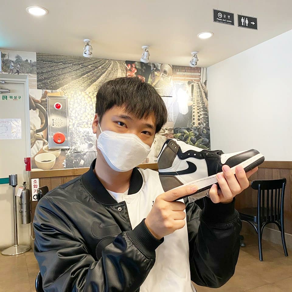 (GS) Jordan 1 Retro High OG Black Mocha 착용 스타일