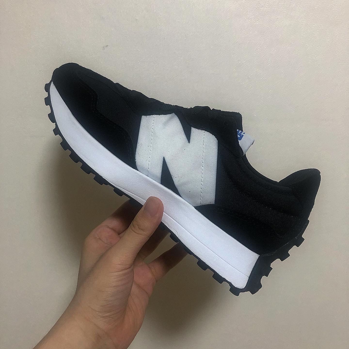 New Balance 327 Black 착용 스타일