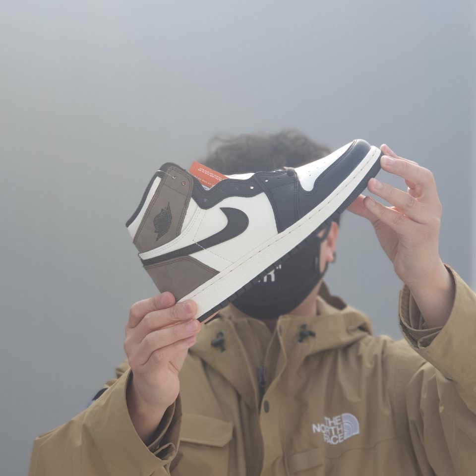 Jordan 1 x Union Retro High Blue Toe, (GS) Jordan 1 Retro High OG Black Mocha 착용 스타일 - 2