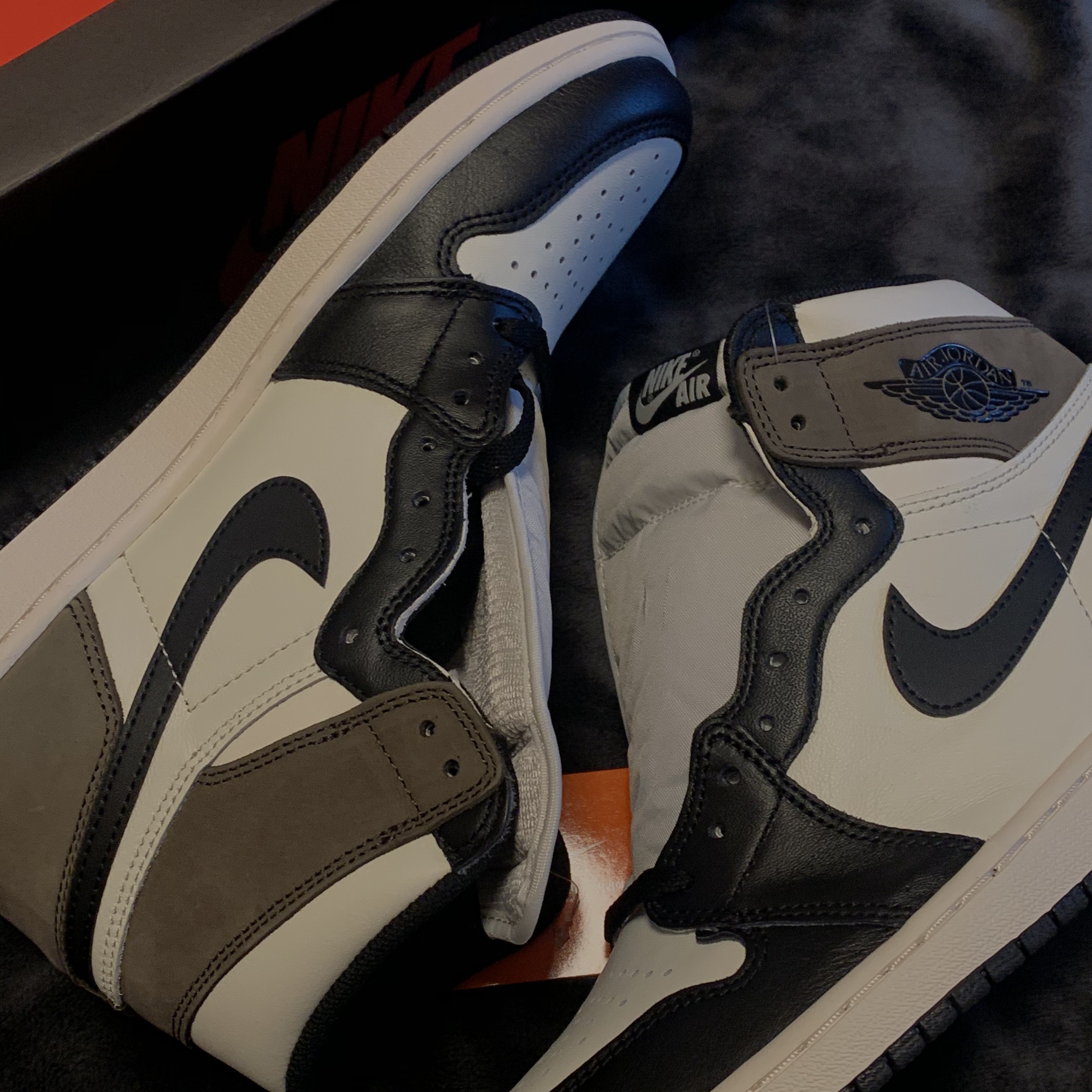 Jordan 1 Retro High OG Black Mocha 착용 스타일 - 3