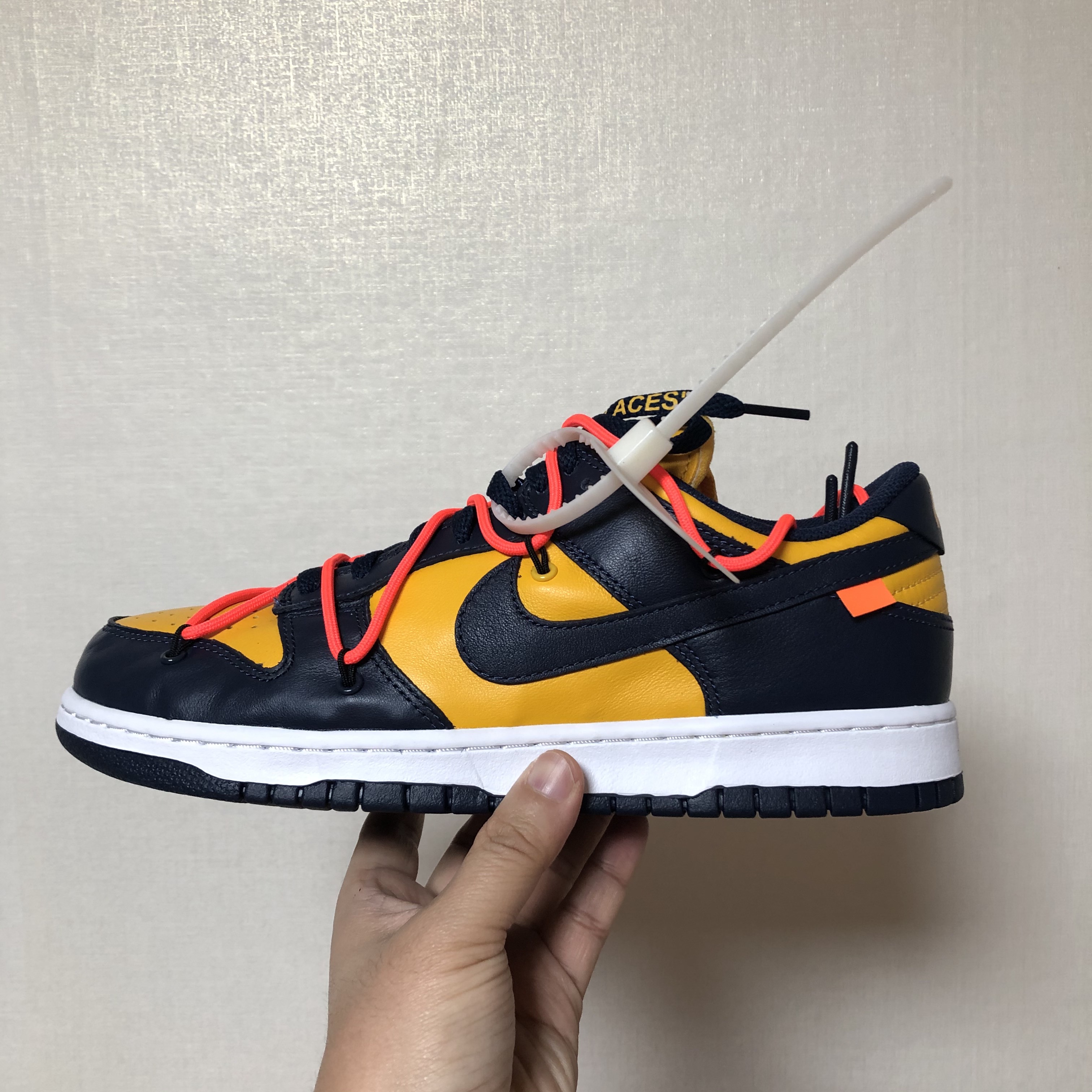 Nike x Off-White Dunk Low University Gold Midnight Navy 착용 스타일