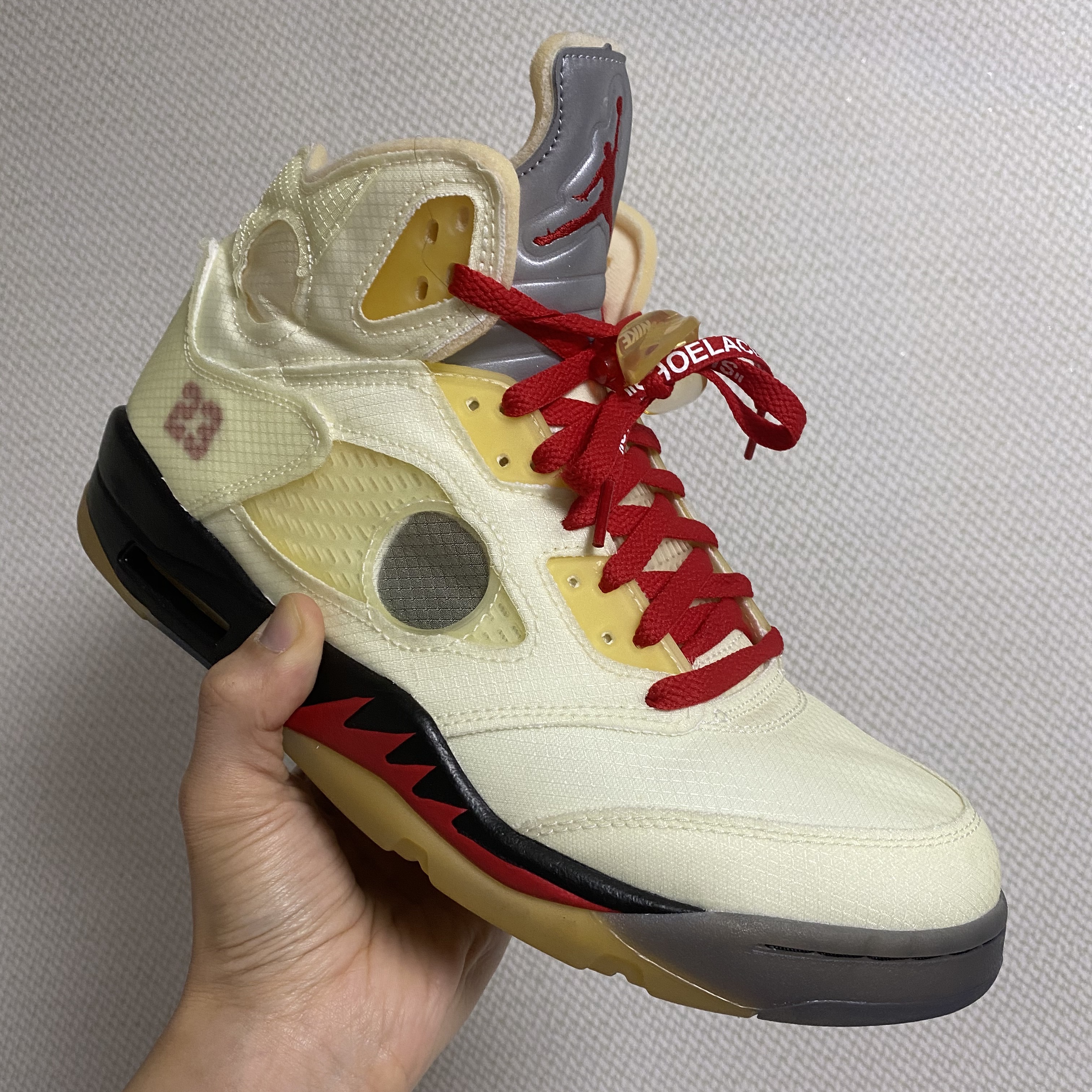 Jordan 5 x Off-White Retro SP Sail Fire Red 착용 스타일