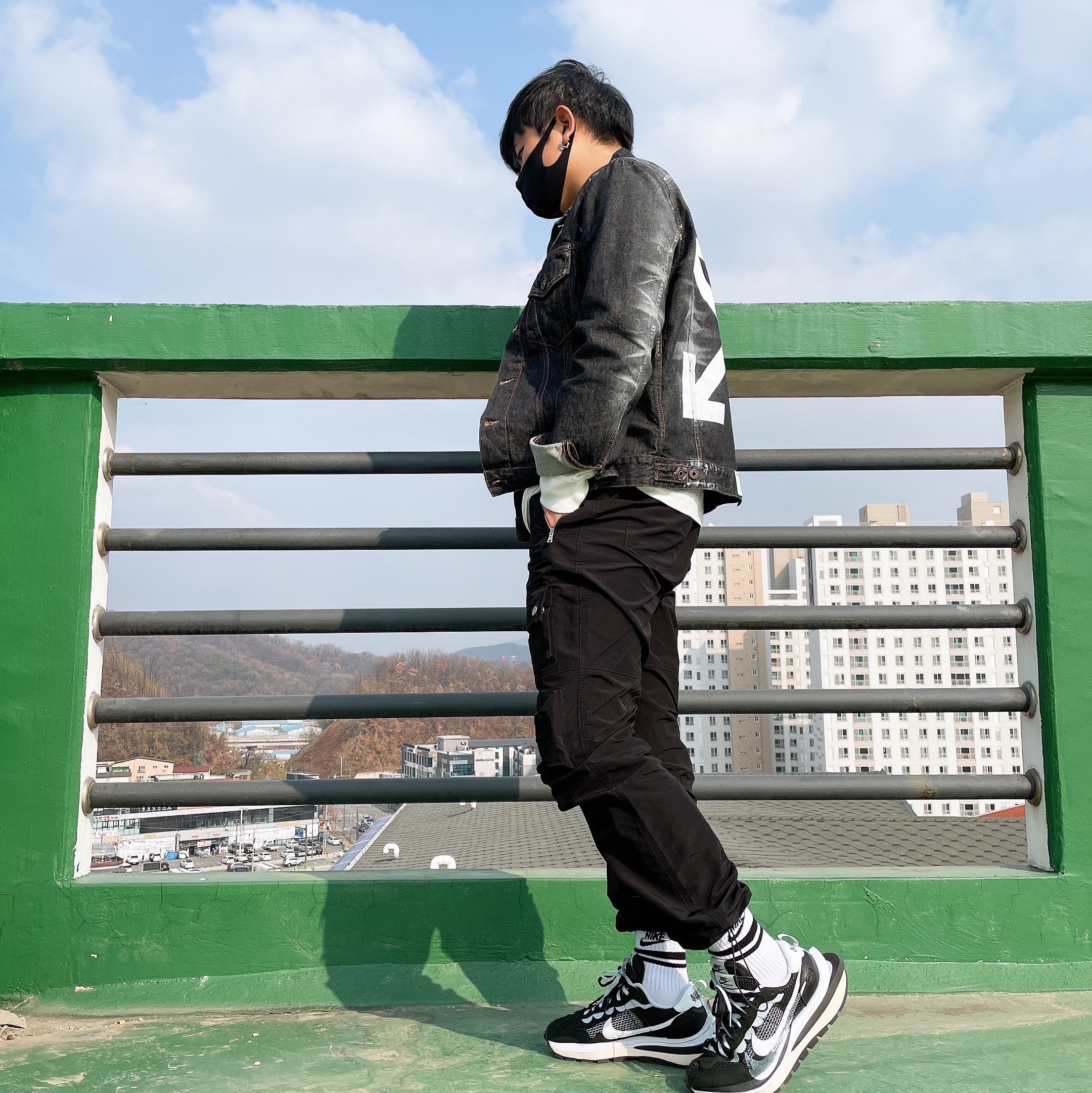 Nike x Sacai VaporWaffle Black White 착용 스타일 - 2