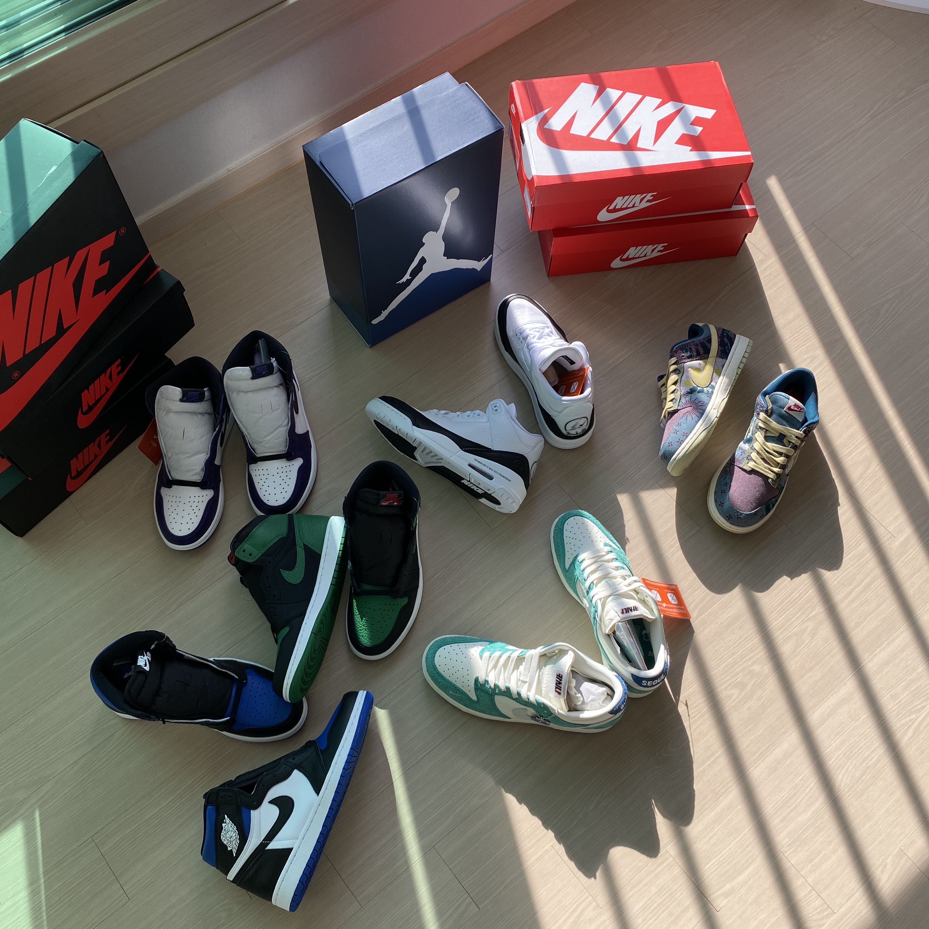 Jordan 1 Retro High OG Pine Green Black, Nike x Kasina Dunk Low Road Sign - Kasina Exclusive 착용 스타일