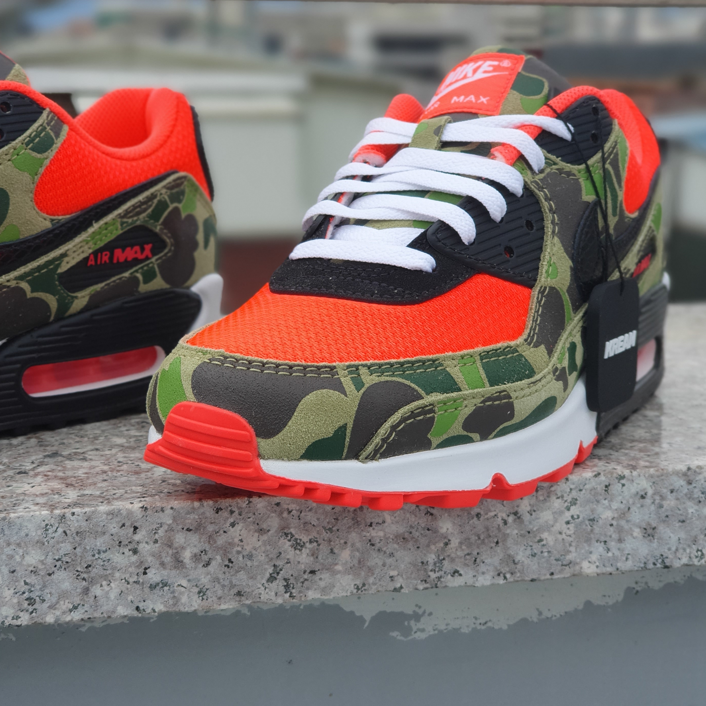 Nike Air Max 90 SP Dark Sage and Solar Red 착용 스타일 - 2