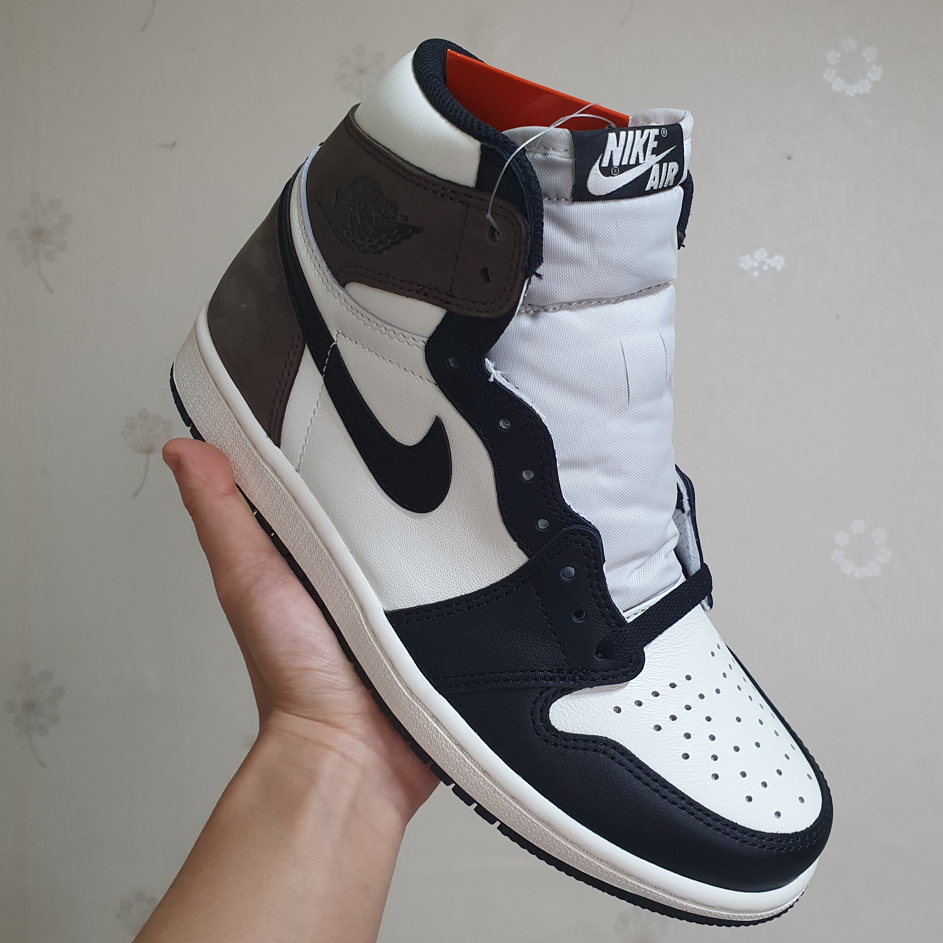 Jordan 1 Retro High OG Black Mocha 착용 스타일 - 2