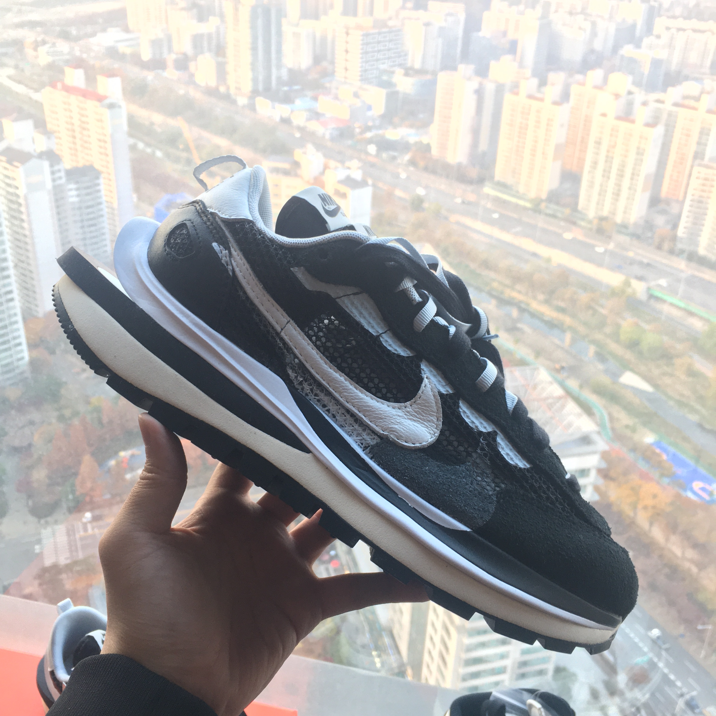 Nike x Sacai VaporWaffle Black White, (GS) Jordan 1 Retro High OG Black Mocha 착용 스타일 - 2