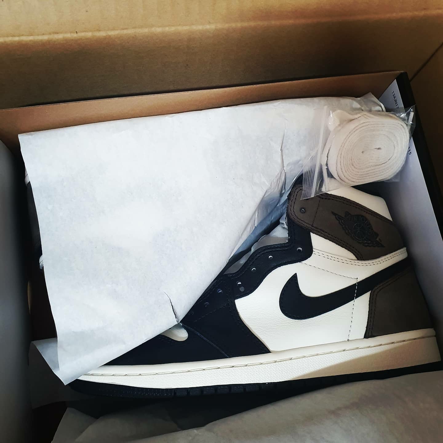Jordan 1 Retro High OG Black Mocha 착용 스타일 - 1