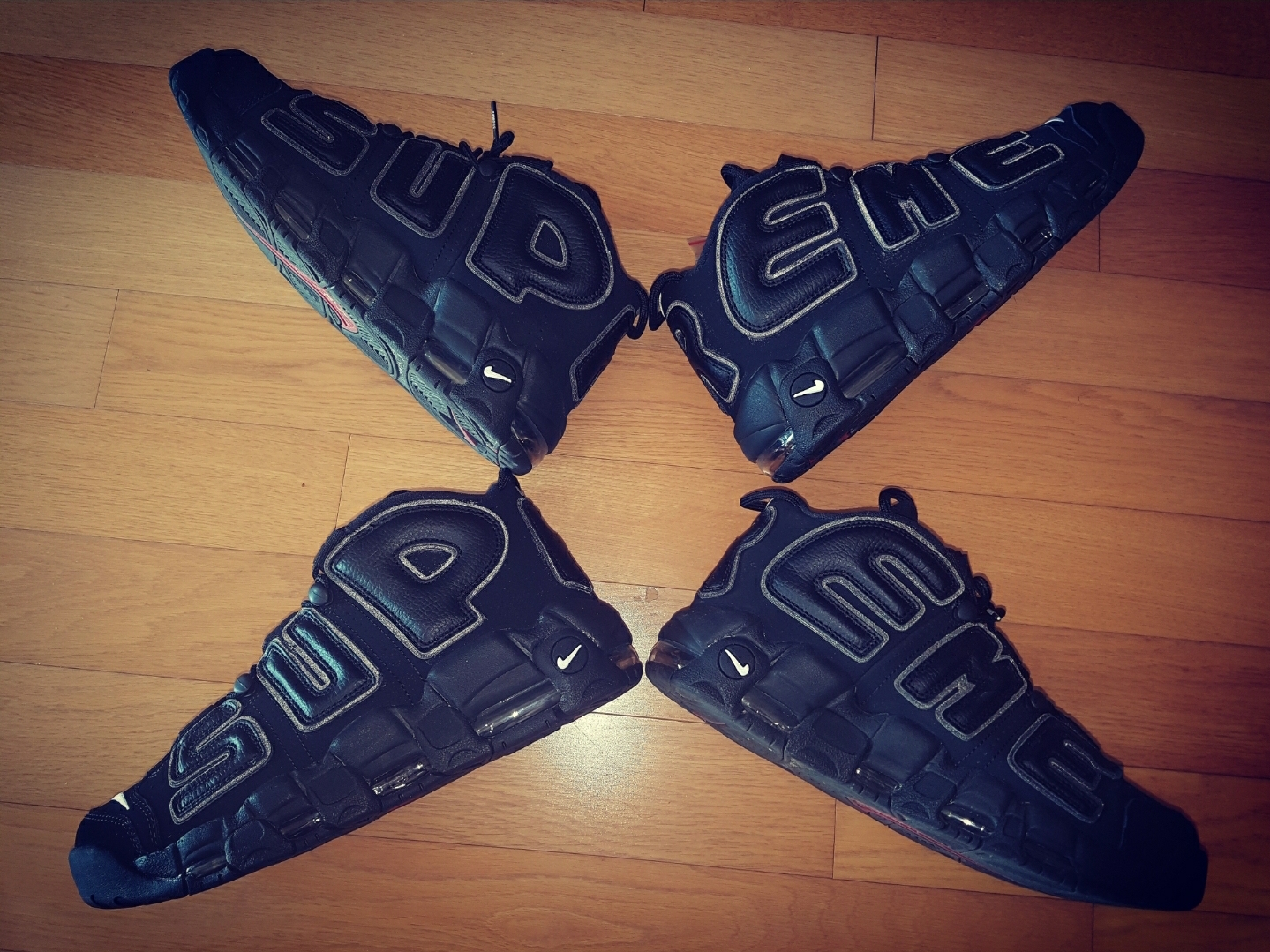 Nike x Supreme Air More Uptempo Suptempo Black 착용 스타일 - 2