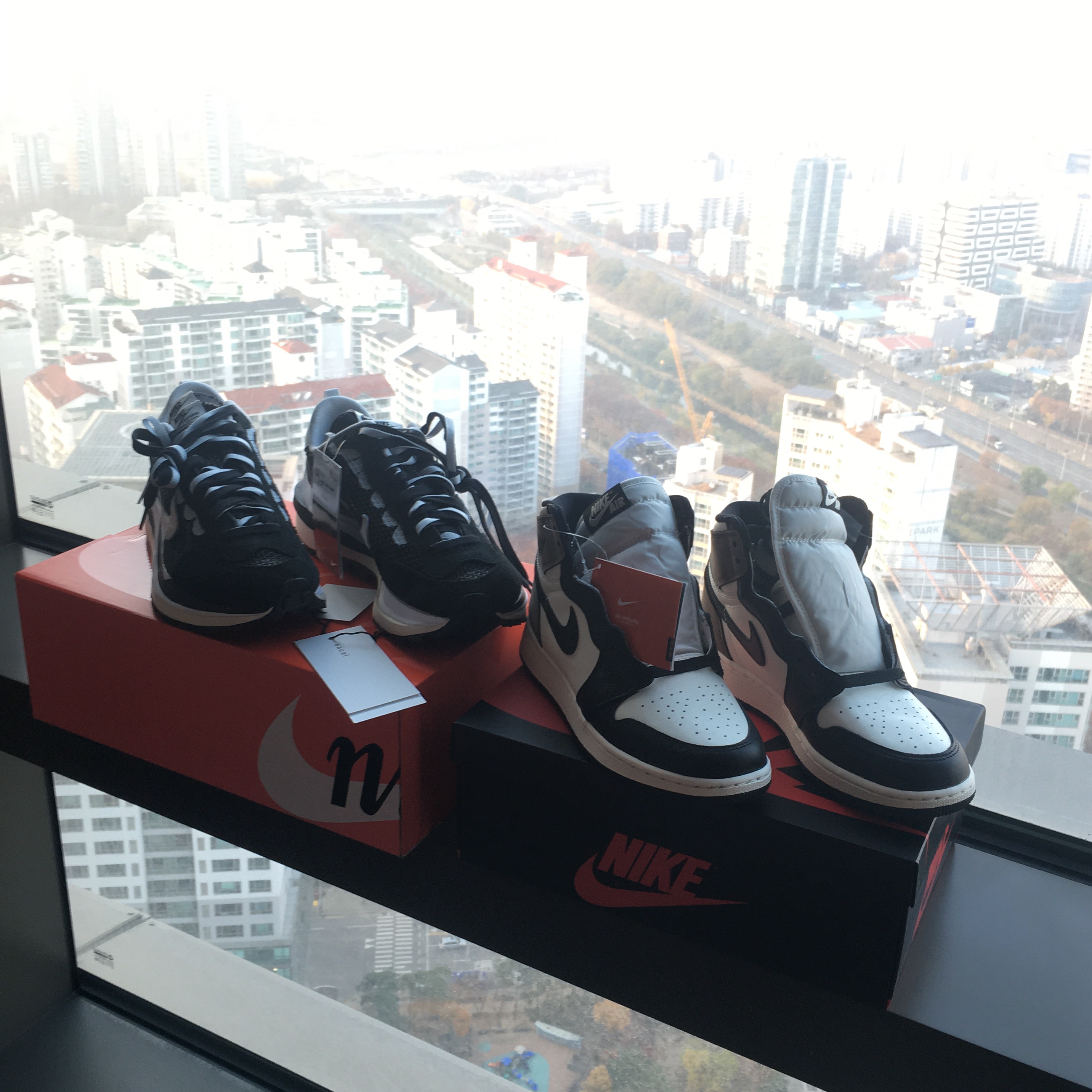 Nike x Sacai VaporWaffle Black White, (GS) Jordan 1 Retro High OG Black Mocha 착용 스타일 - 4