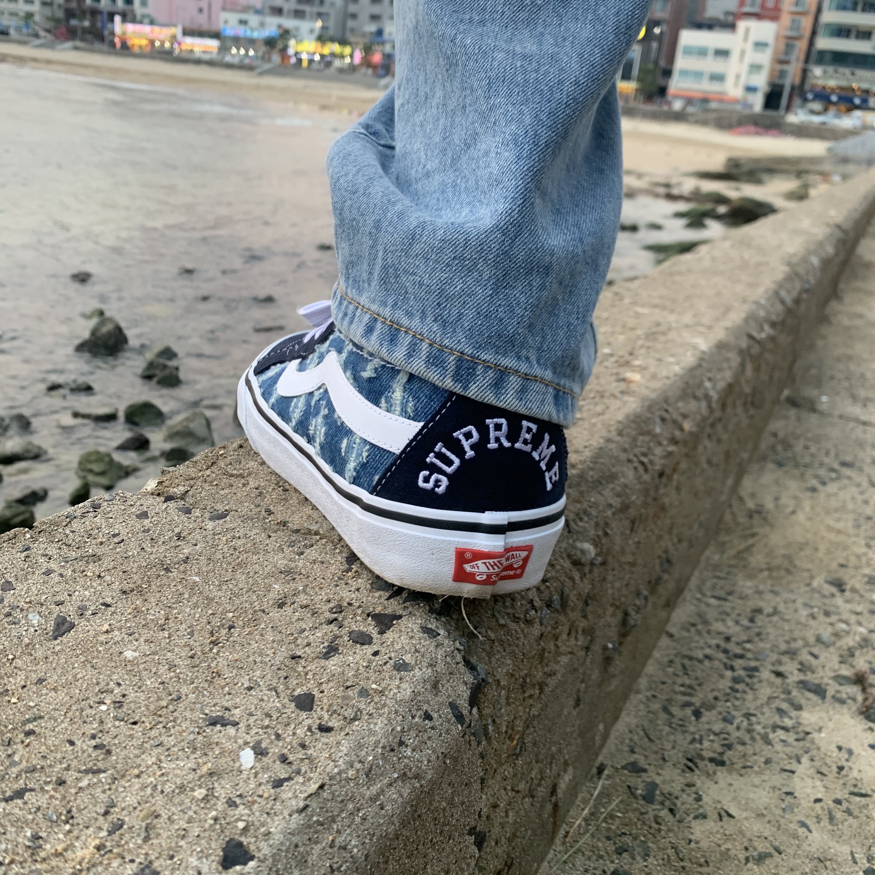 Vans x Supreme Sk8-Hi Hole Punch Denim Blue 착용 스타일 - 2