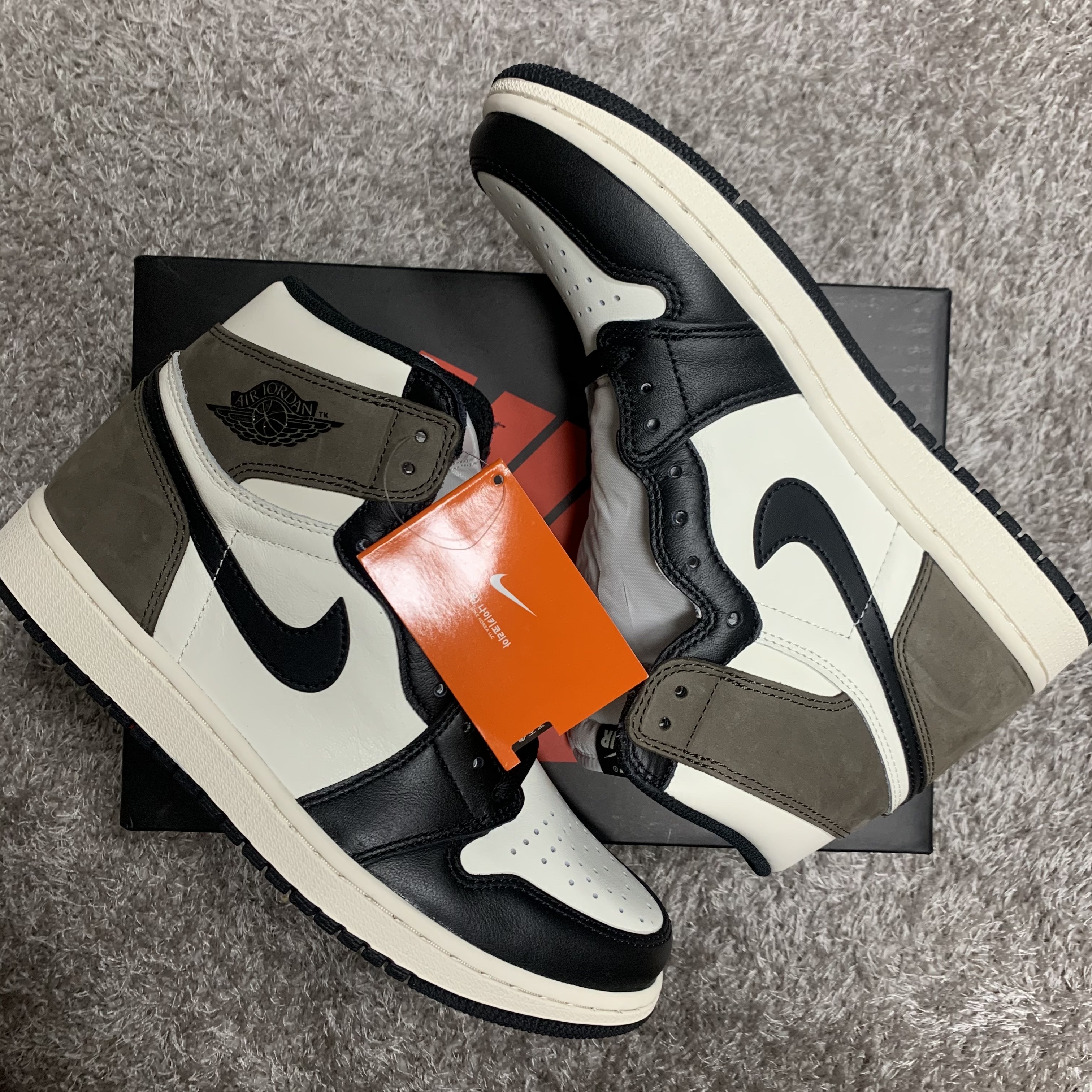 Jordan 1 Retro High OG Black Mocha 착용 스타일 - 4