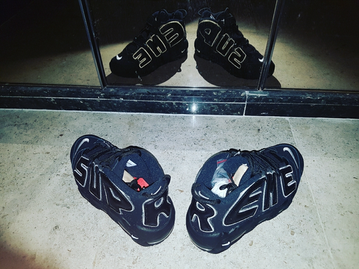 Nike x Supreme Air More Uptempo Suptempo Black 착용 스타일 - 1