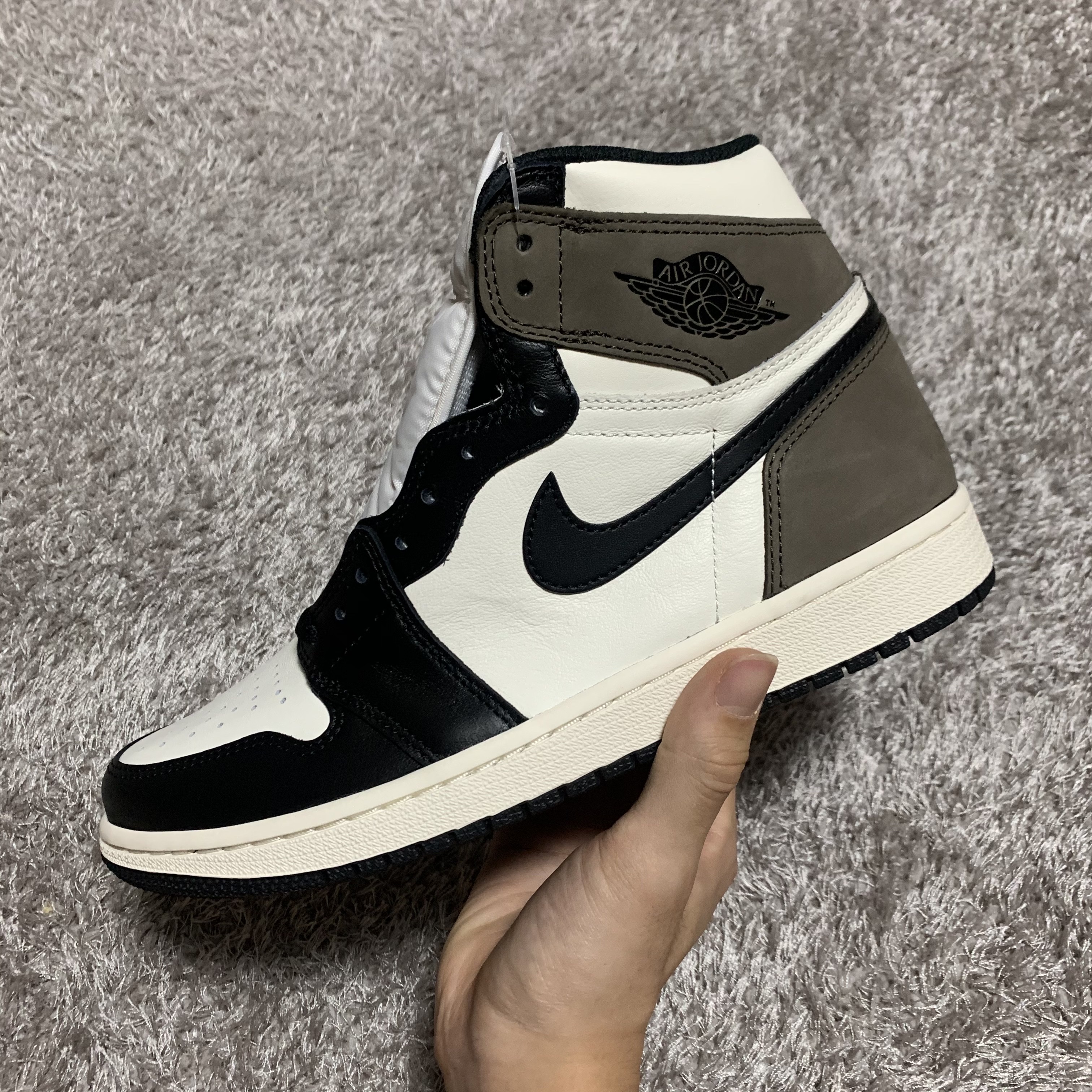 Jordan 1 Retro High OG Black Mocha 착용 스타일 - 2