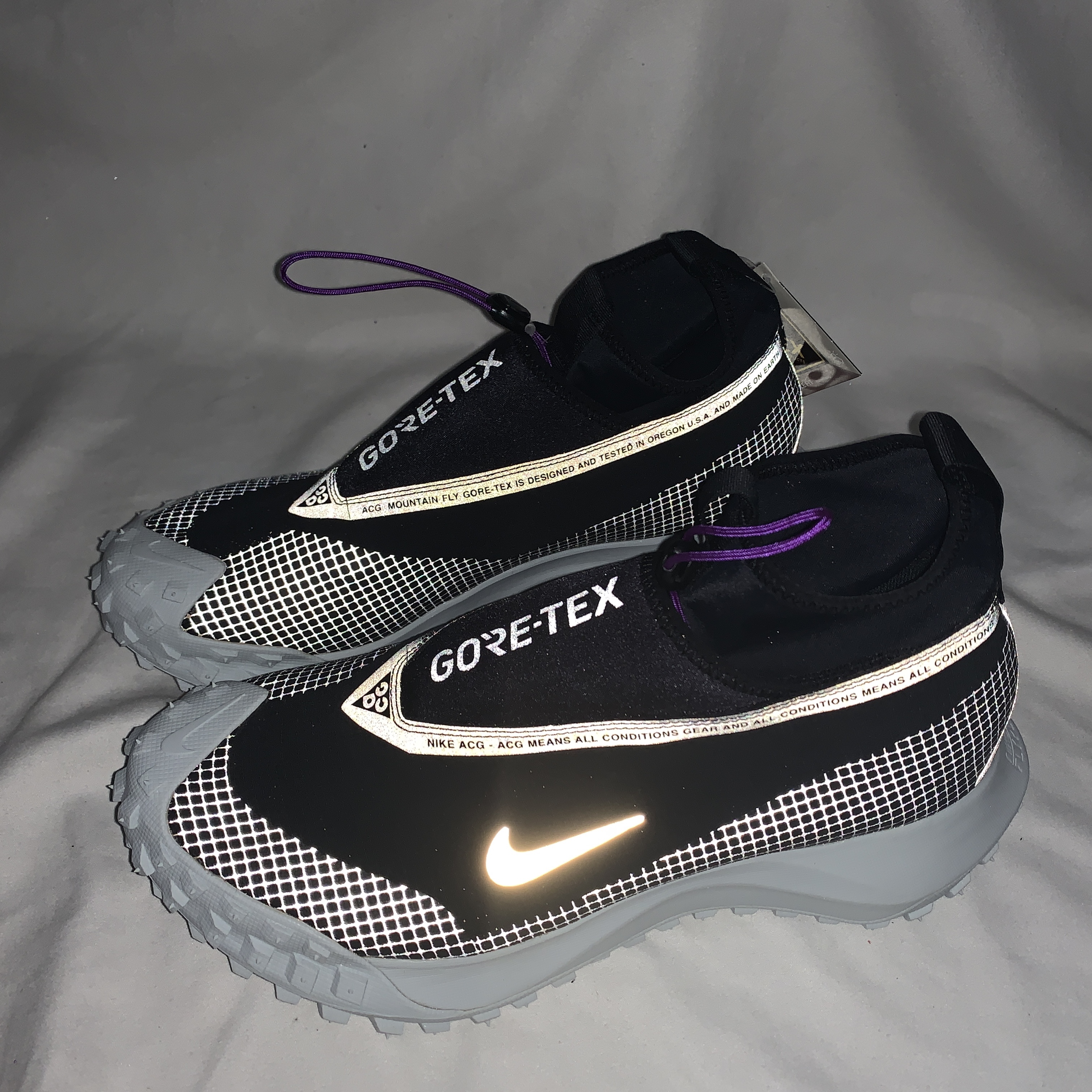 Nike ACG Mountain Fly Gore-Tex Metallic Silver 착용 스타일 - 1