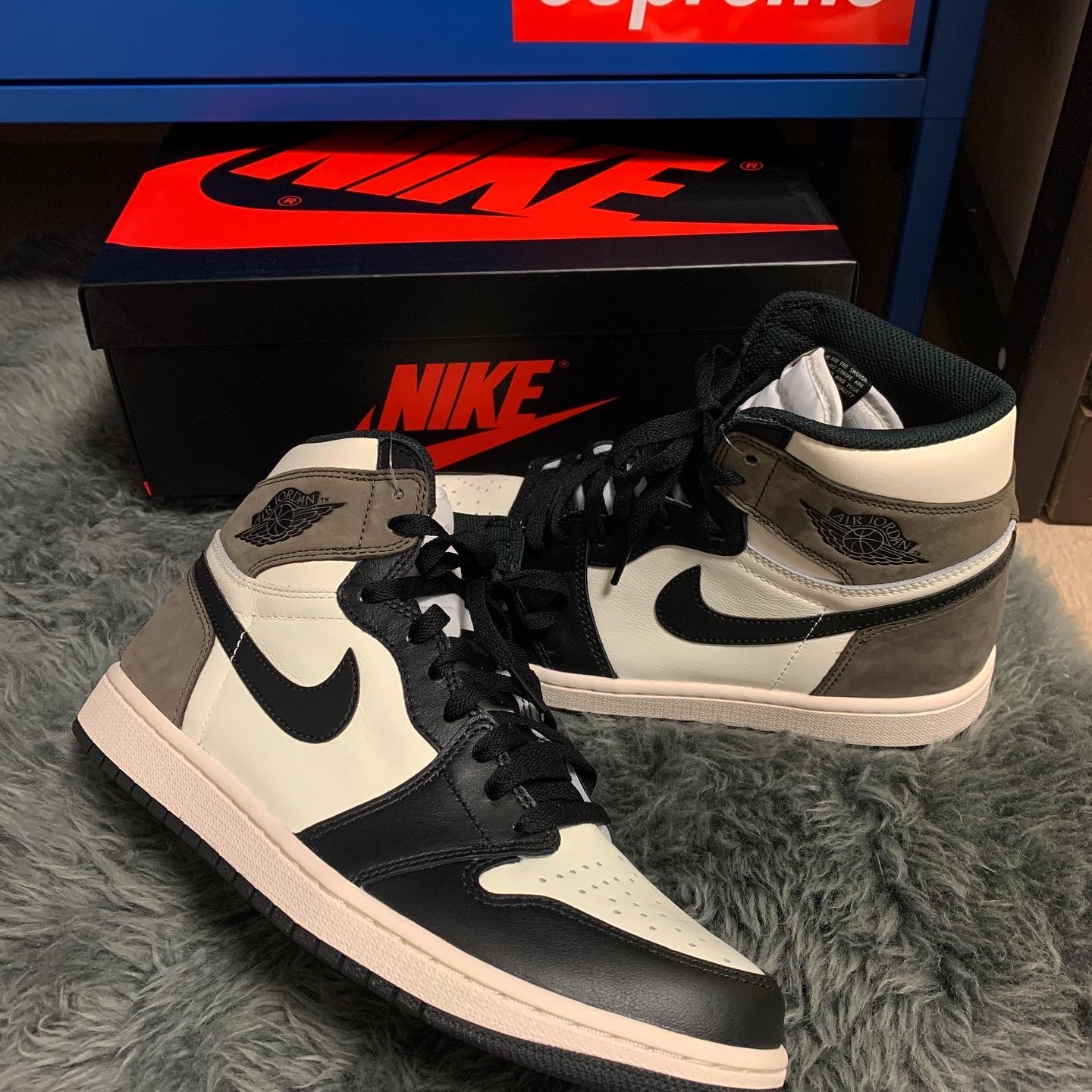Jordan 1 Retro High OG Black Mocha 착용 스타일 - 2
