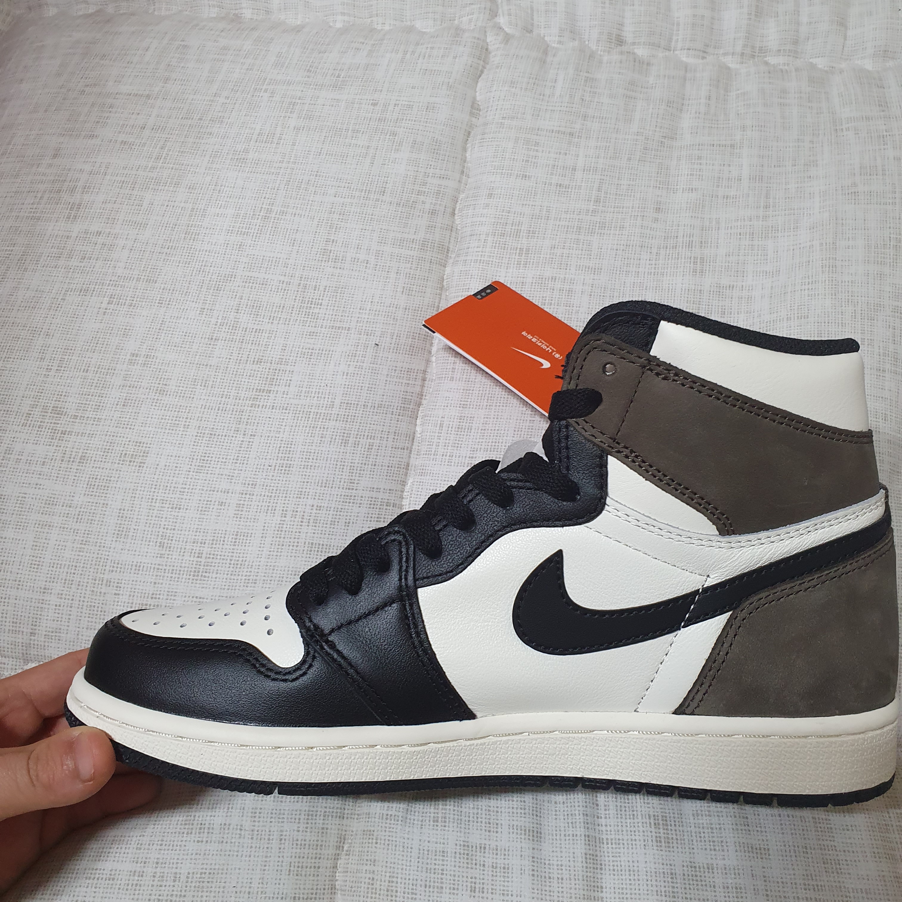 Jordan 1 Retro High OG Black Mocha 착용 스타일 - 5