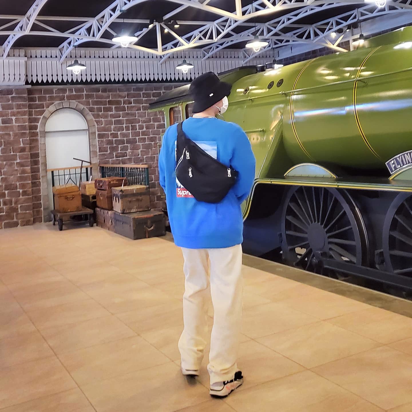 Adidas Yeezy Boost 700 Wave Runner Solid Grey 2017/2019 착용 스타일