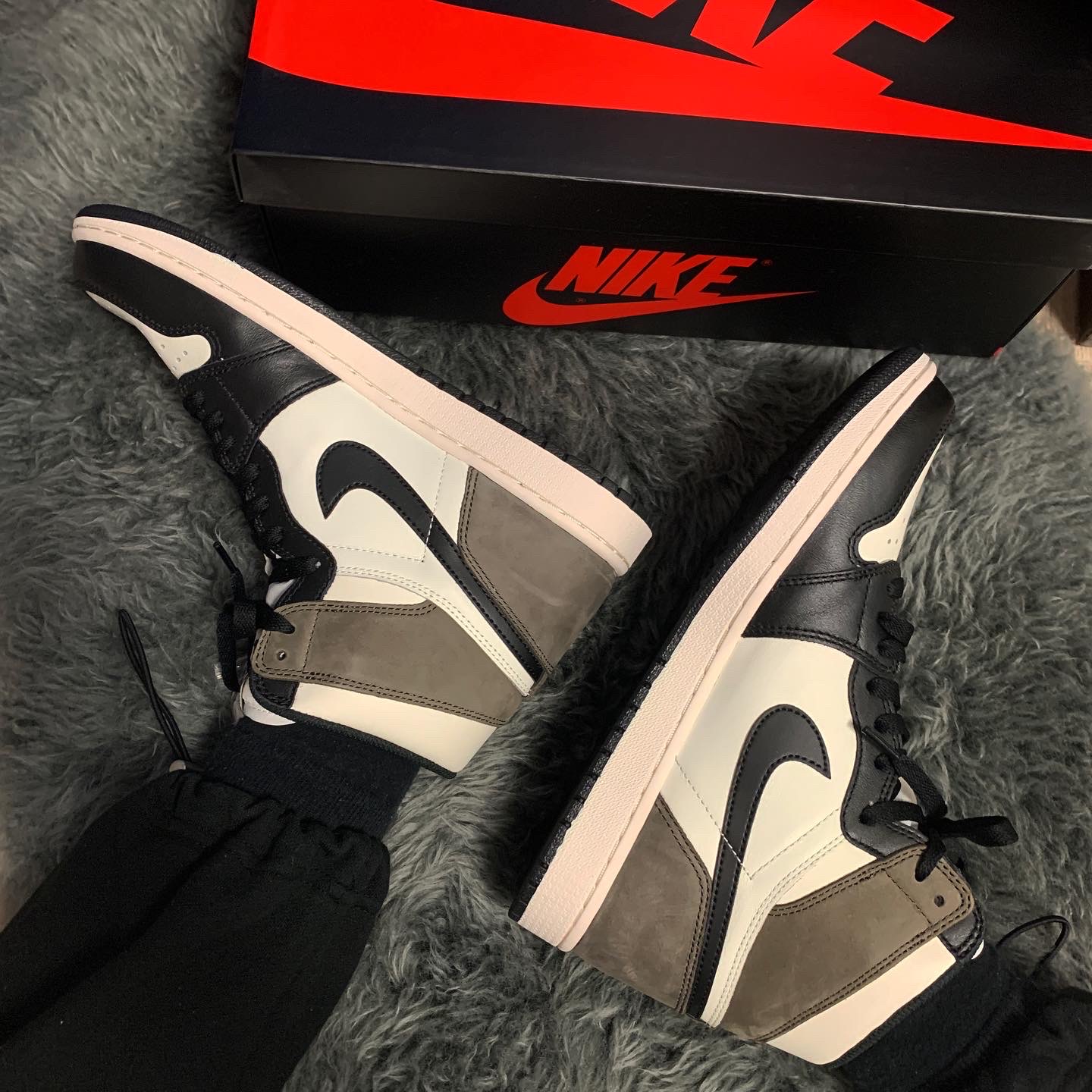 Jordan 1 Retro High OG Black Mocha 착용 스타일 - 1