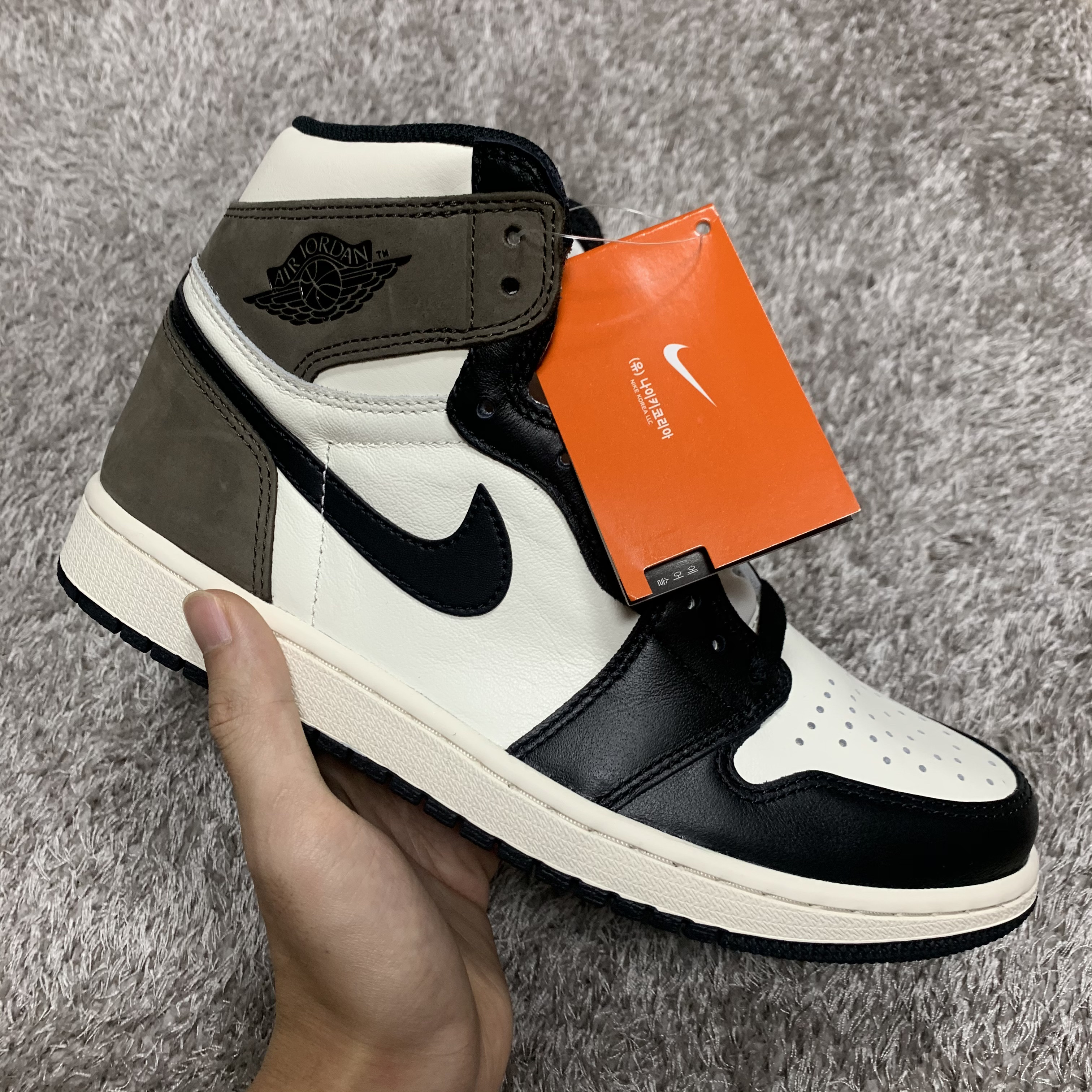 Jordan 1 Retro High OG Black Mocha 착용 스타일 - 3