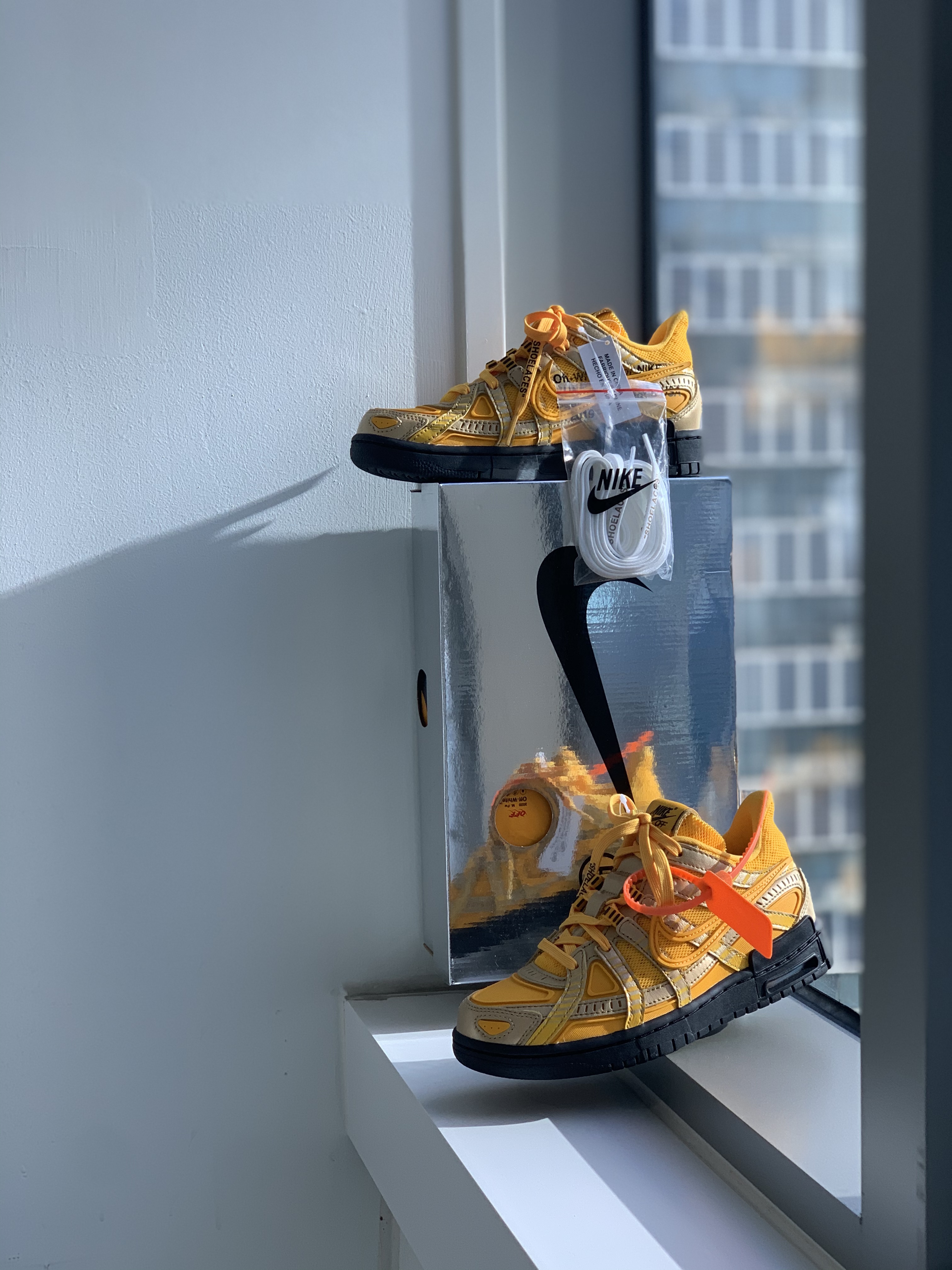Nike x Off-White Air Rubber Dunk University Gold 착용 스타일 - 2
