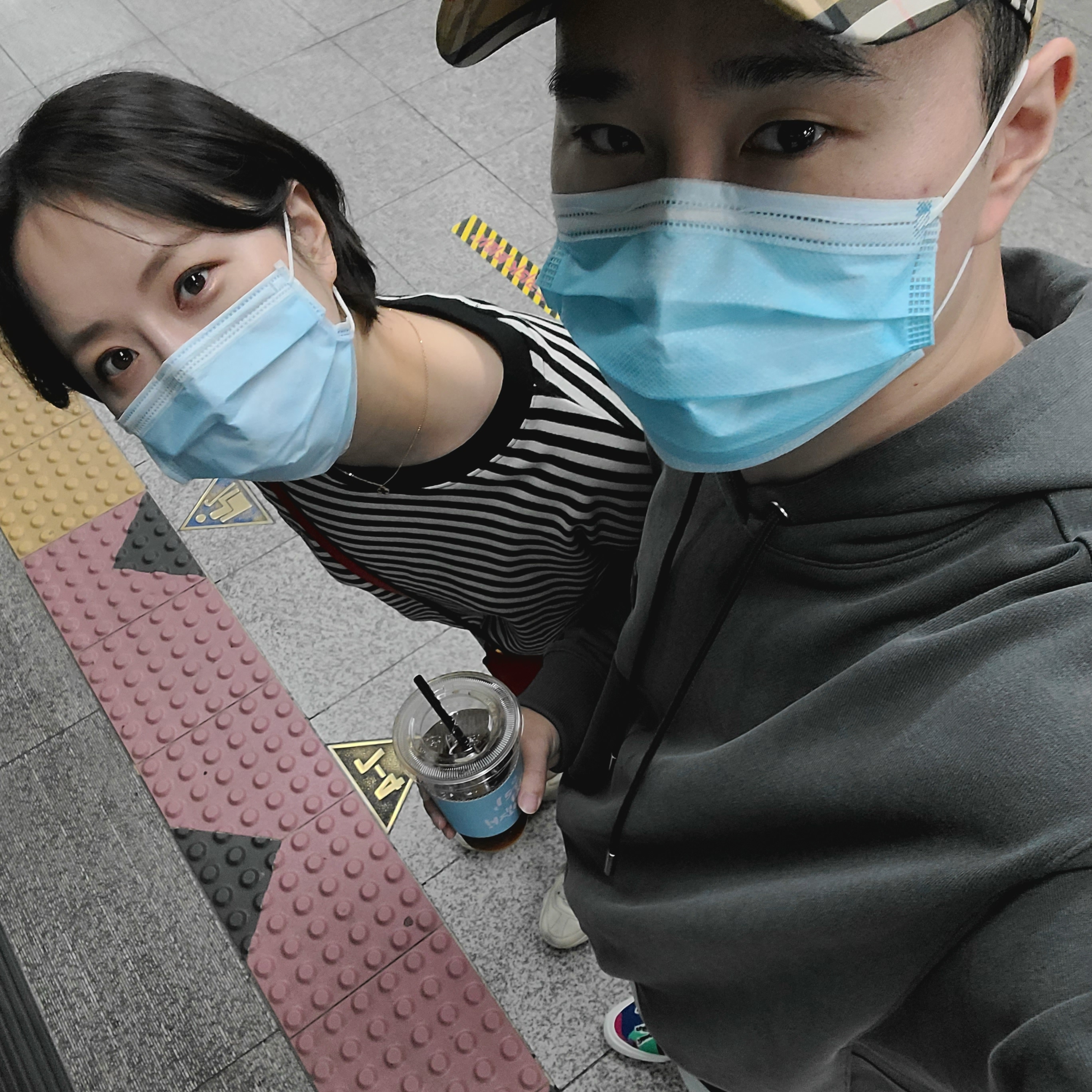 Gucci Rhyton Leather Sneakers Mouth, Converse x Fear of God Essentials Skid Grip Hi 착용 스타일