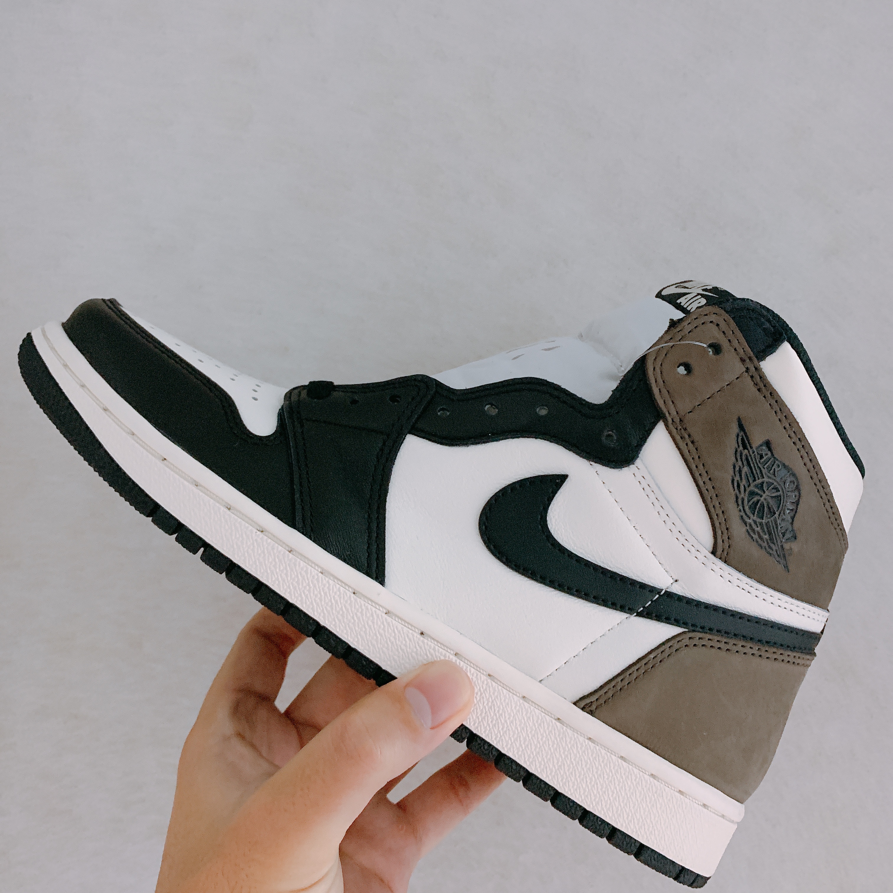 Jordan 1 Retro High OG Black Mocha 착용 스타일