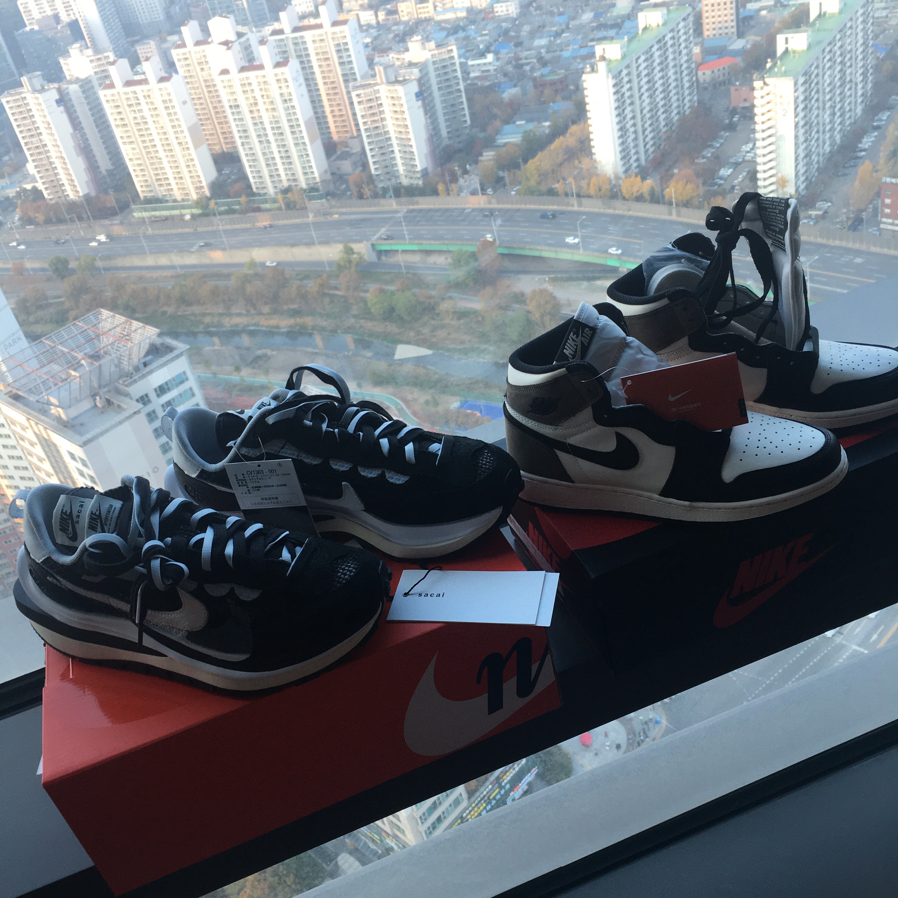 Nike x Sacai VaporWaffle Black White, (GS) Jordan 1 Retro High OG Black Mocha 착용 스타일 - 3