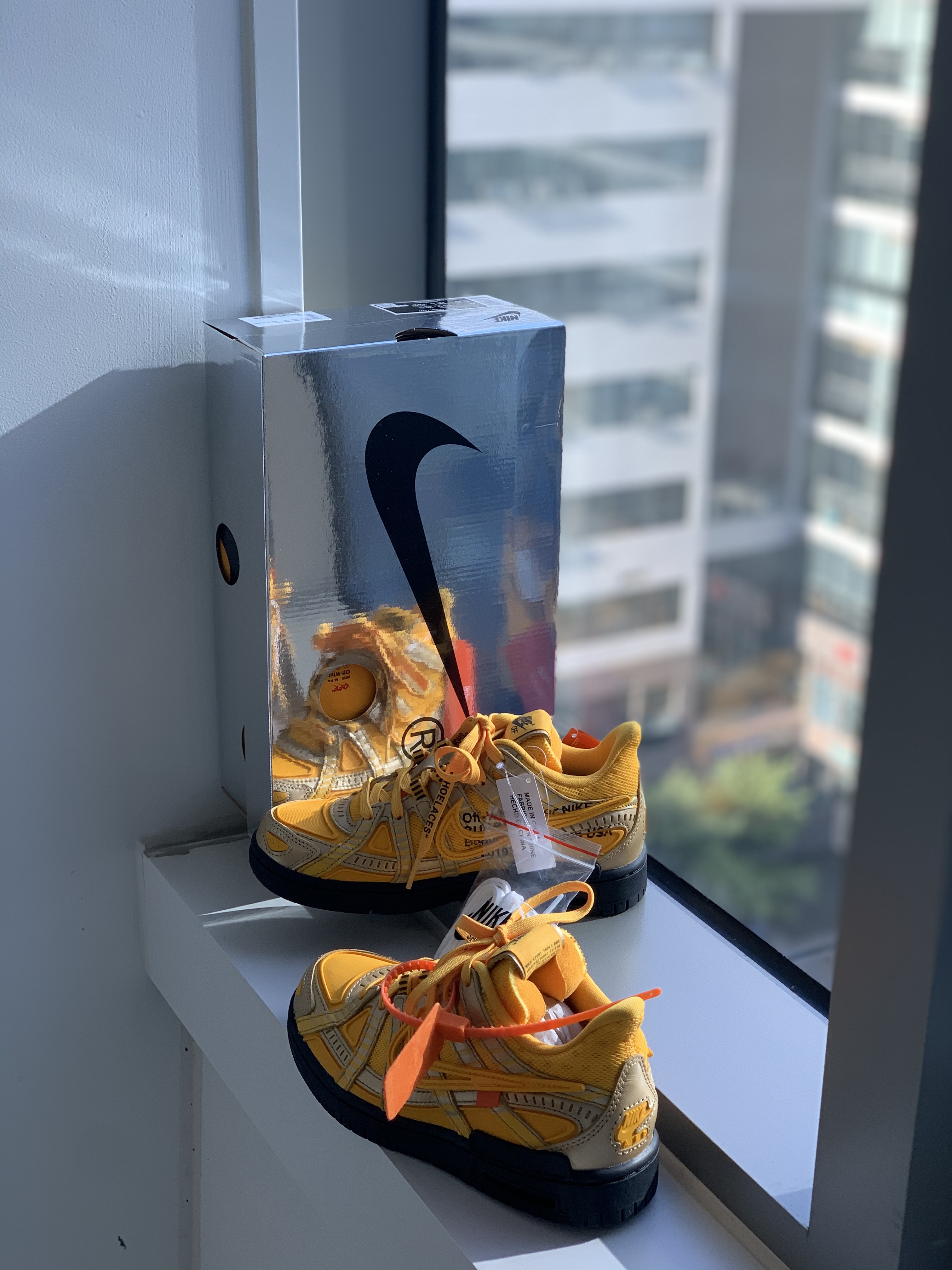 Nike x Off-White Air Rubber Dunk University Gold 착용 스타일 - 1