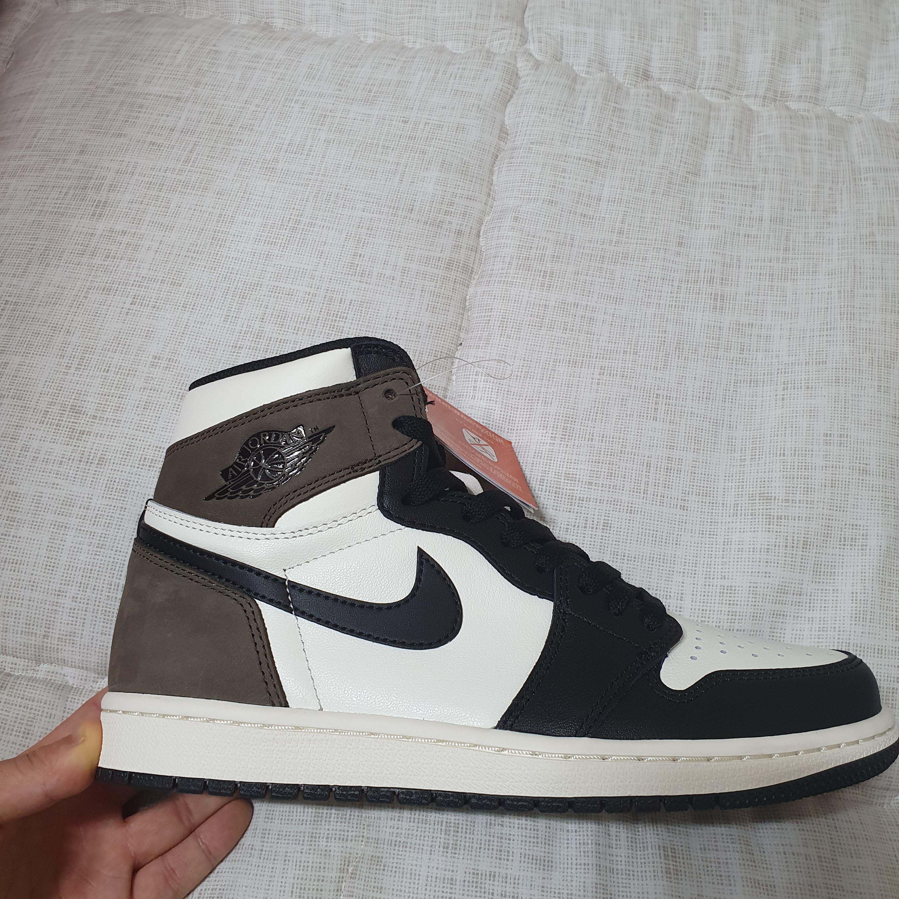 Jordan 1 Retro High OG Black Mocha 착용 스타일 - 4