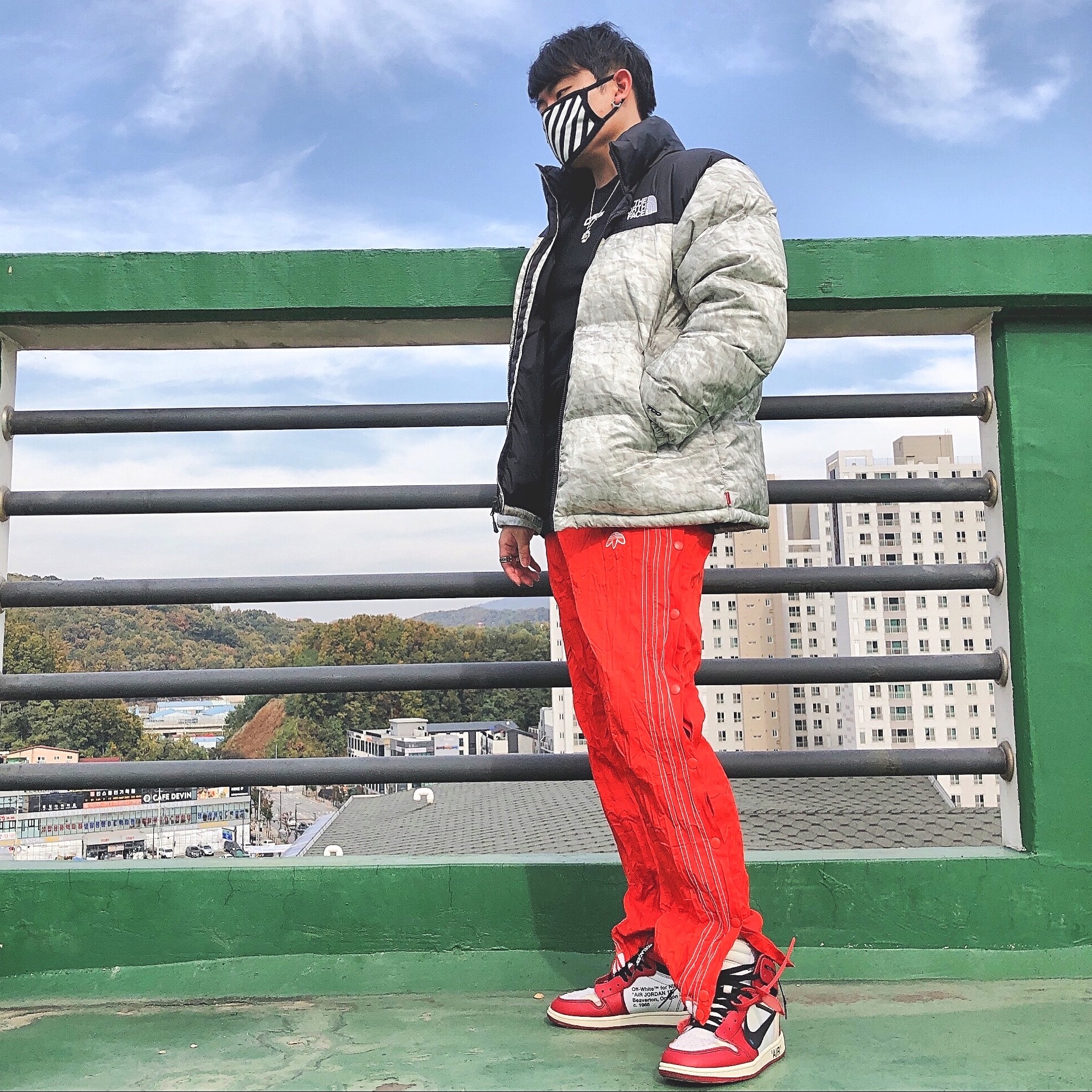Jordan 1 x Off-White Retro High Chicago The Ten 착용 스타일 - 2
