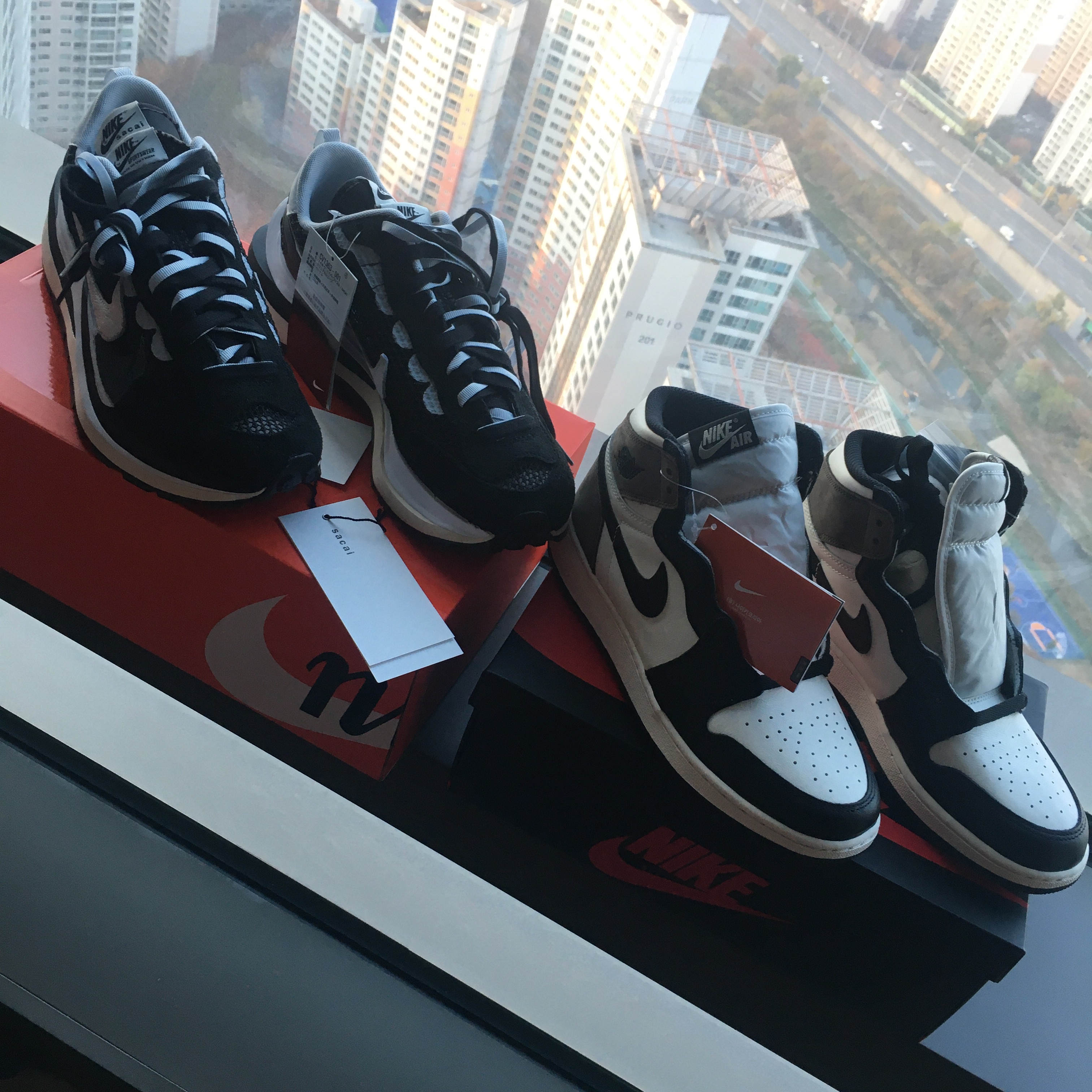 Nike x Sacai VaporWaffle Black White, (GS) Jordan 1 Retro High OG Black Mocha 착용 스타일 - 1