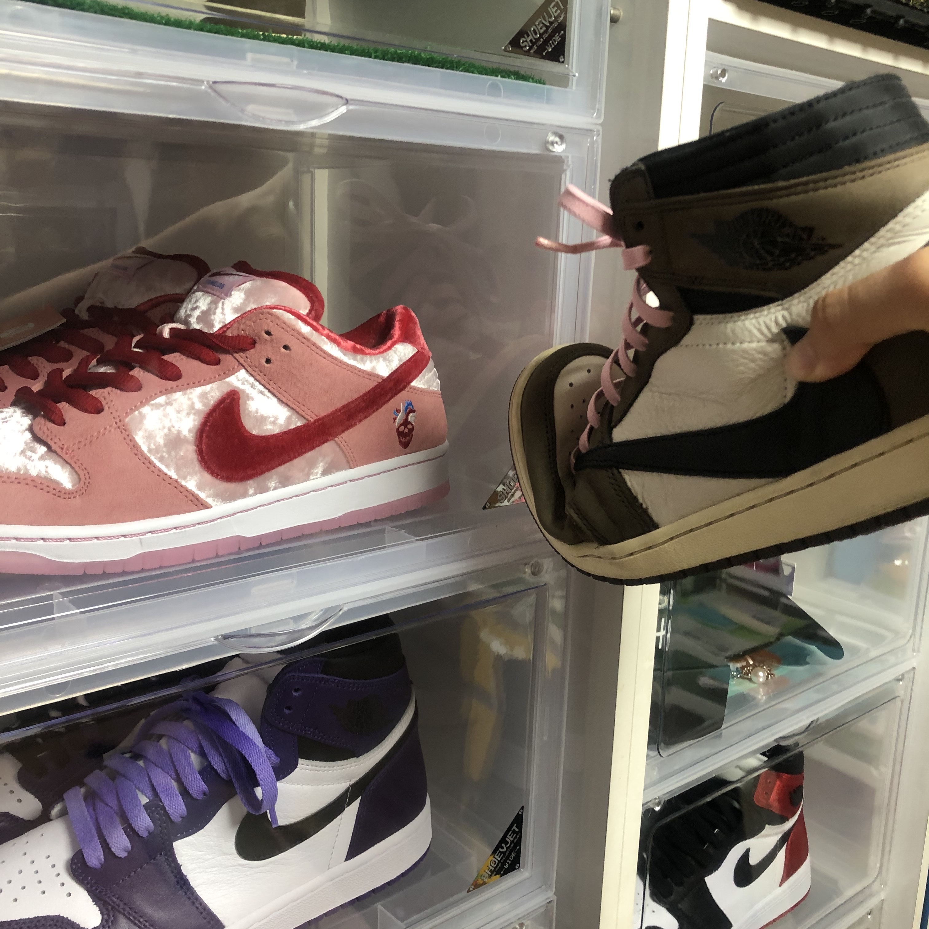 Nike x StrangeLove SB Dunk Low Pink (Regular Box), Jordan 1 Retro High OG Court Purple 2020 착용 스타일