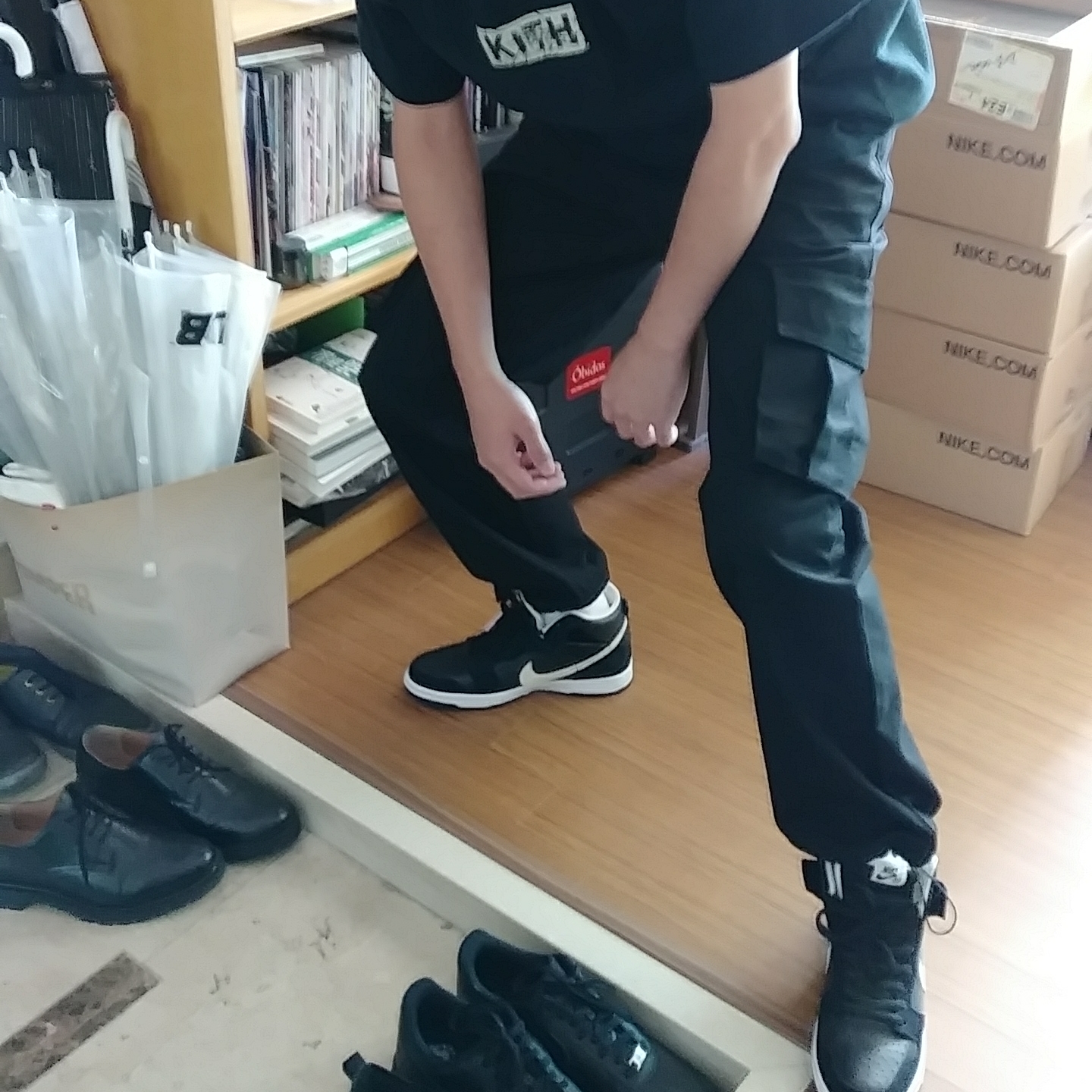 Nike Air Force 1 '07 Low Triple Black 착용 스타일