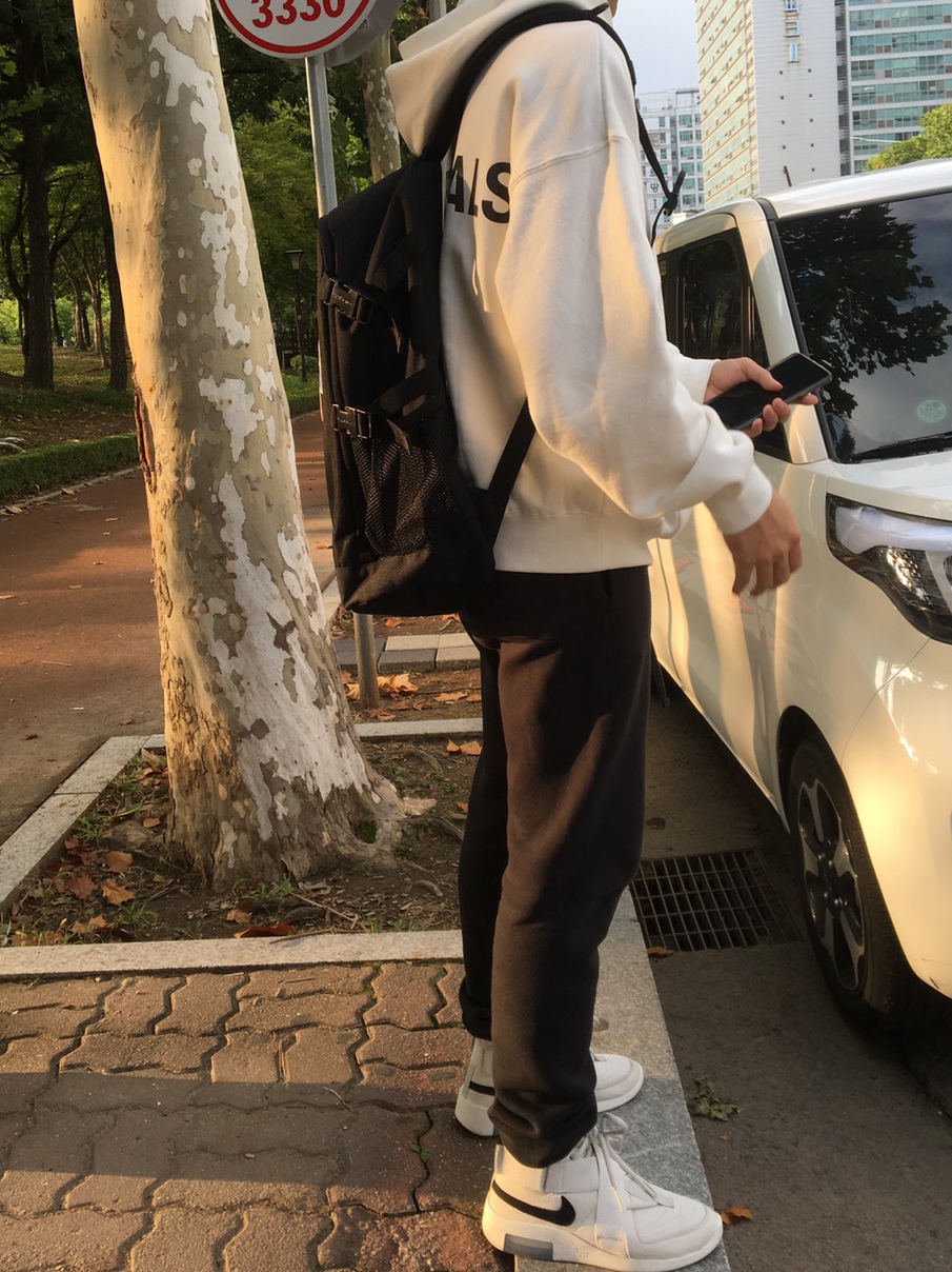 Nike x Fear of God Air Fear of God Raid Light Bone 착용 스타일