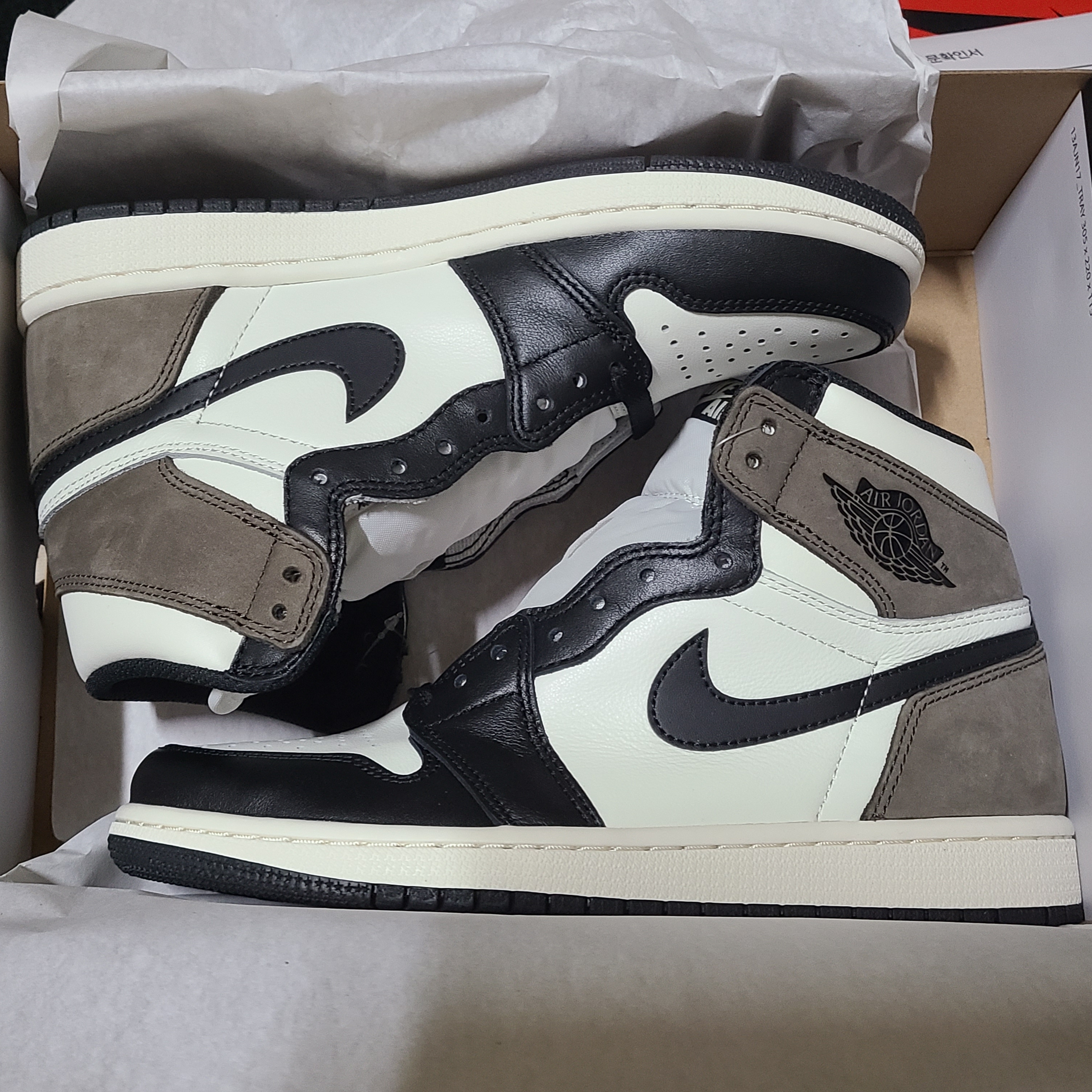 Jordan 1 Retro High OG Black Mocha 착용 스타일 - 2