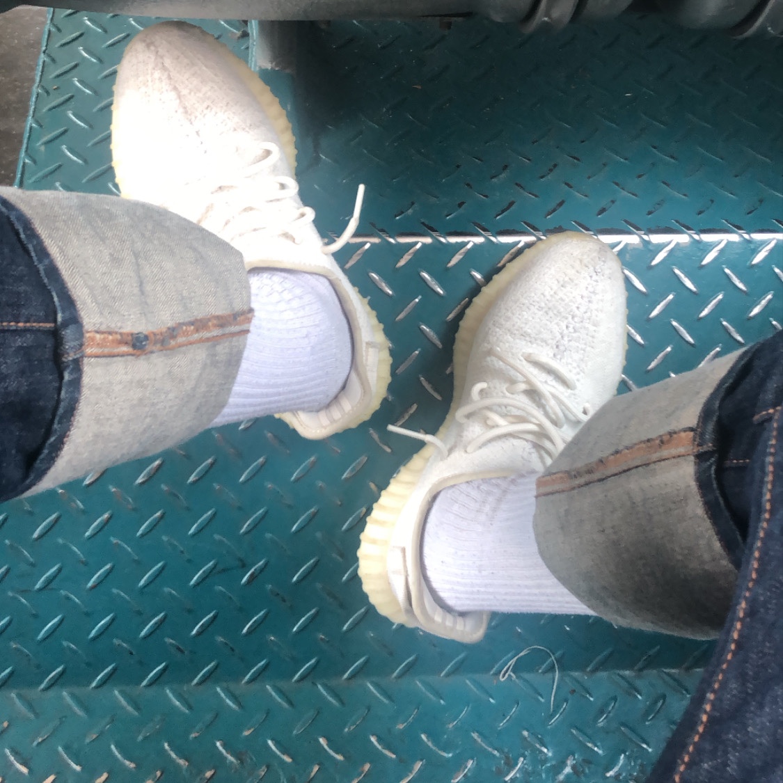 Adidas Yeezy Boost 350 V2 Cream/Triple White 착용 스타일