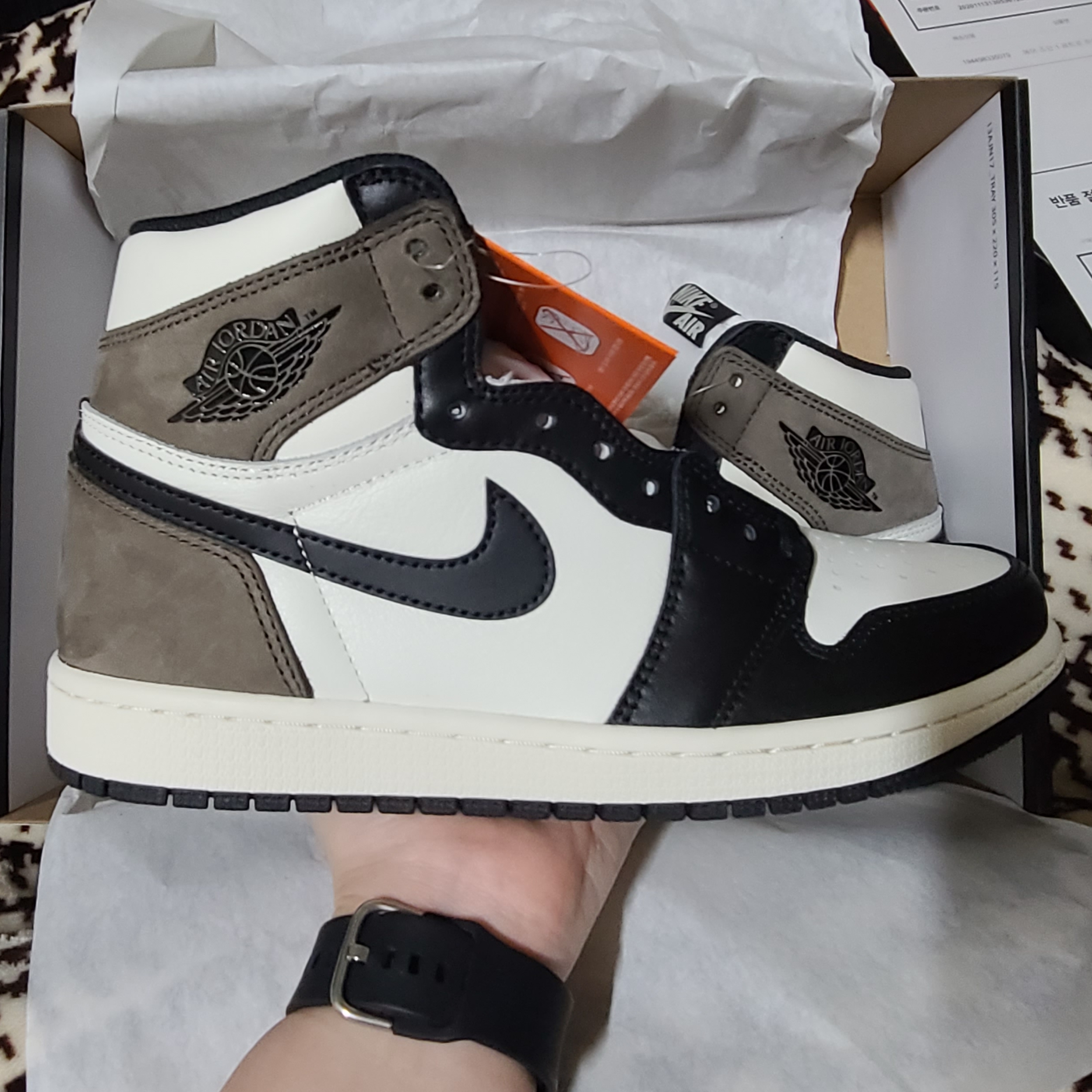 Jordan 1 Retro High OG Black Mocha 착용 스타일 - 1