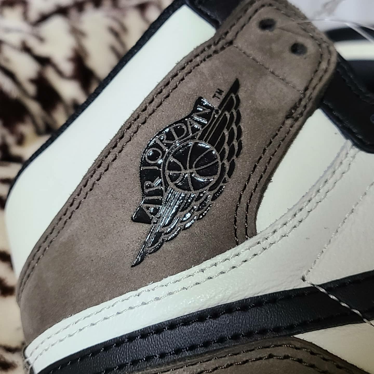 Jordan 1 Retro High OG Black Mocha 착용 스타일 - 3