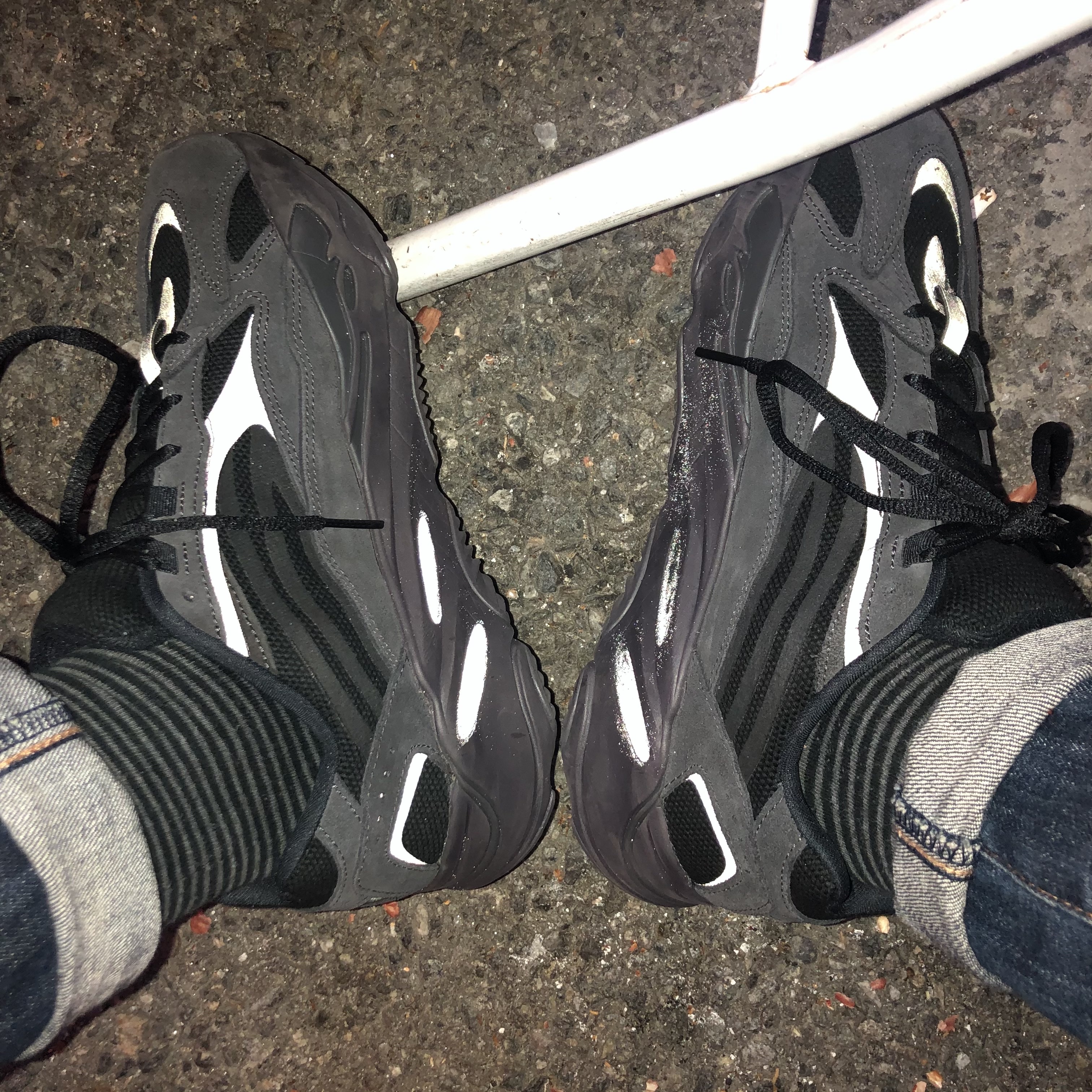 Adidas Yeezy Boost 700 V2 Vanta 2019 착용 스타일