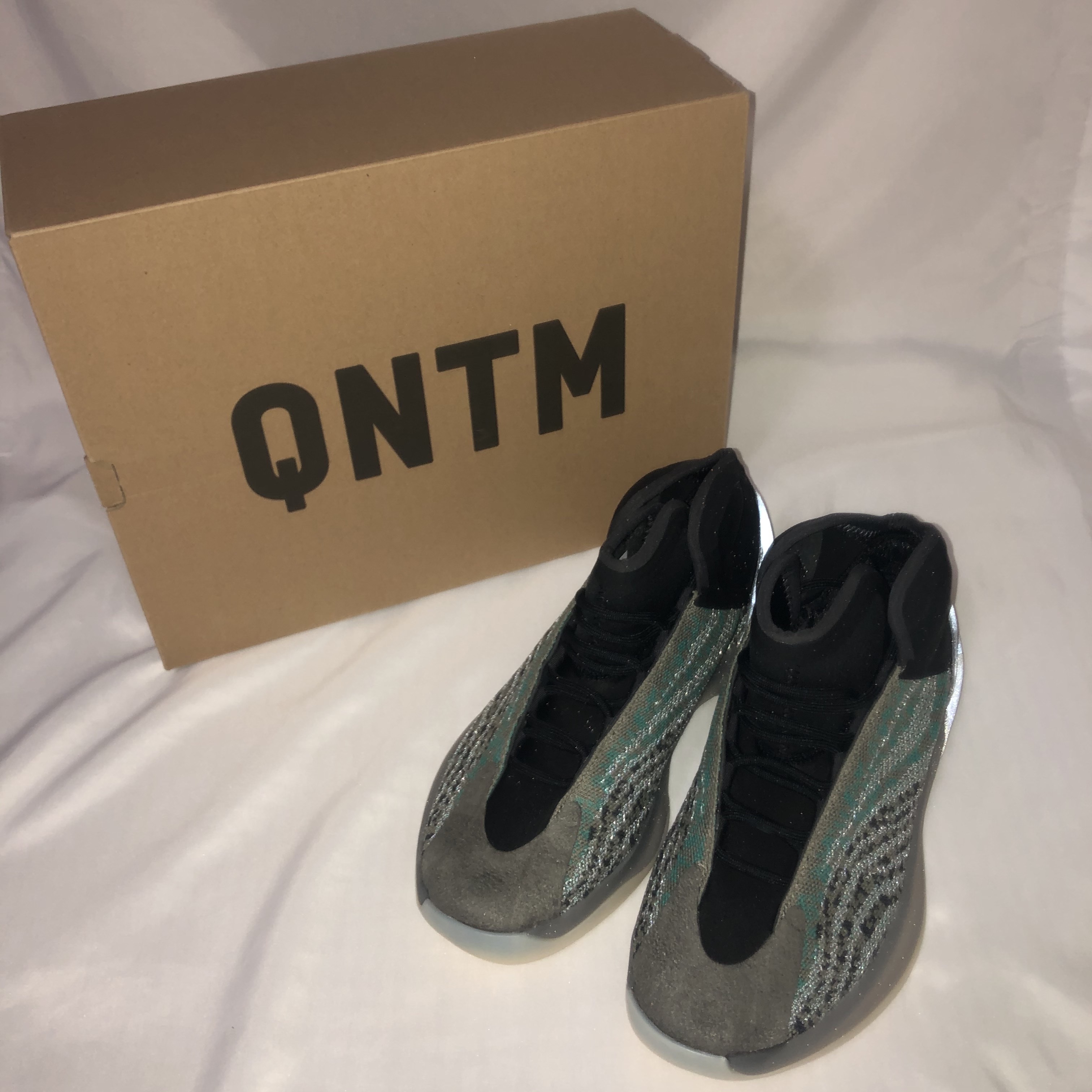 Adidas Yeezy Boost 350 V2 Israfil, Adidas Yeezy Boost 350 V2 Carbon 착용 스타일 - 3