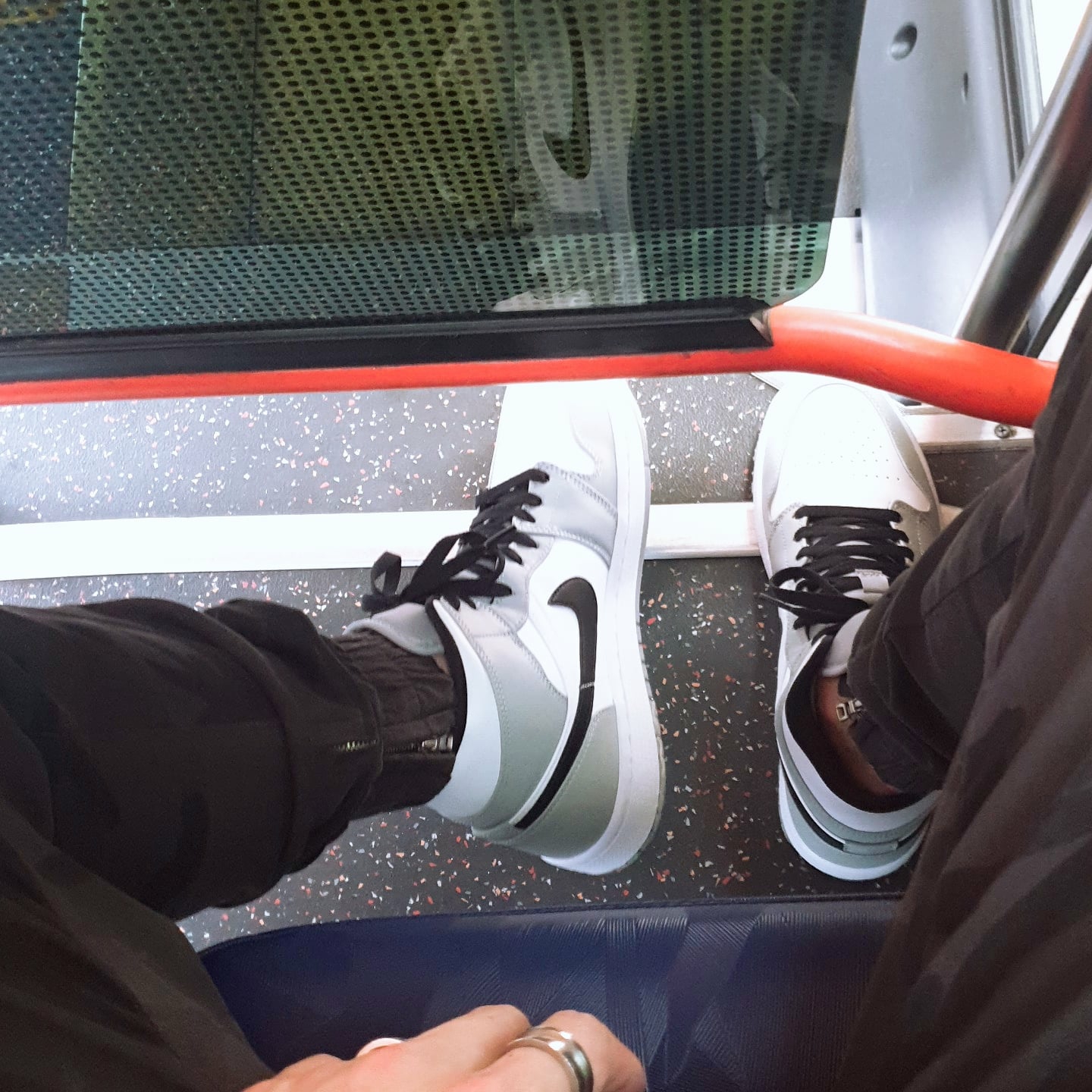 Jordan 1 Mid Light Smoke Grey 착용 스타일