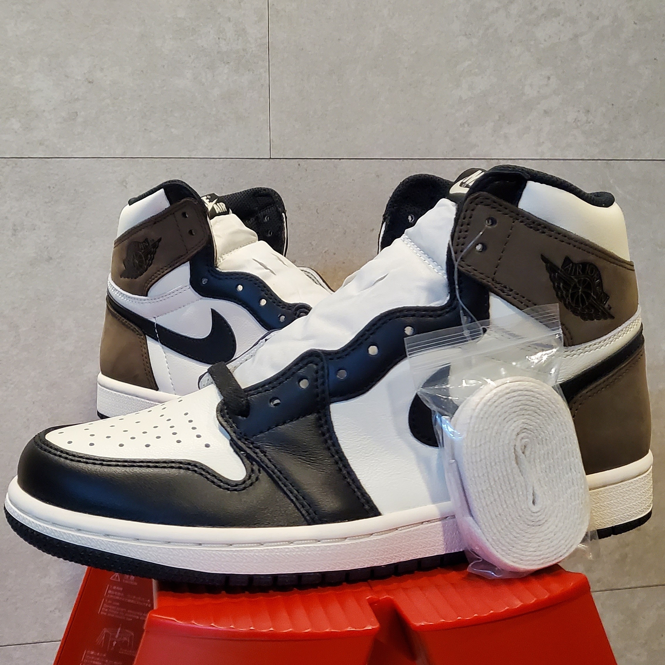 Jordan 1 Retro High OG Black Mocha 착용 스타일 - 2