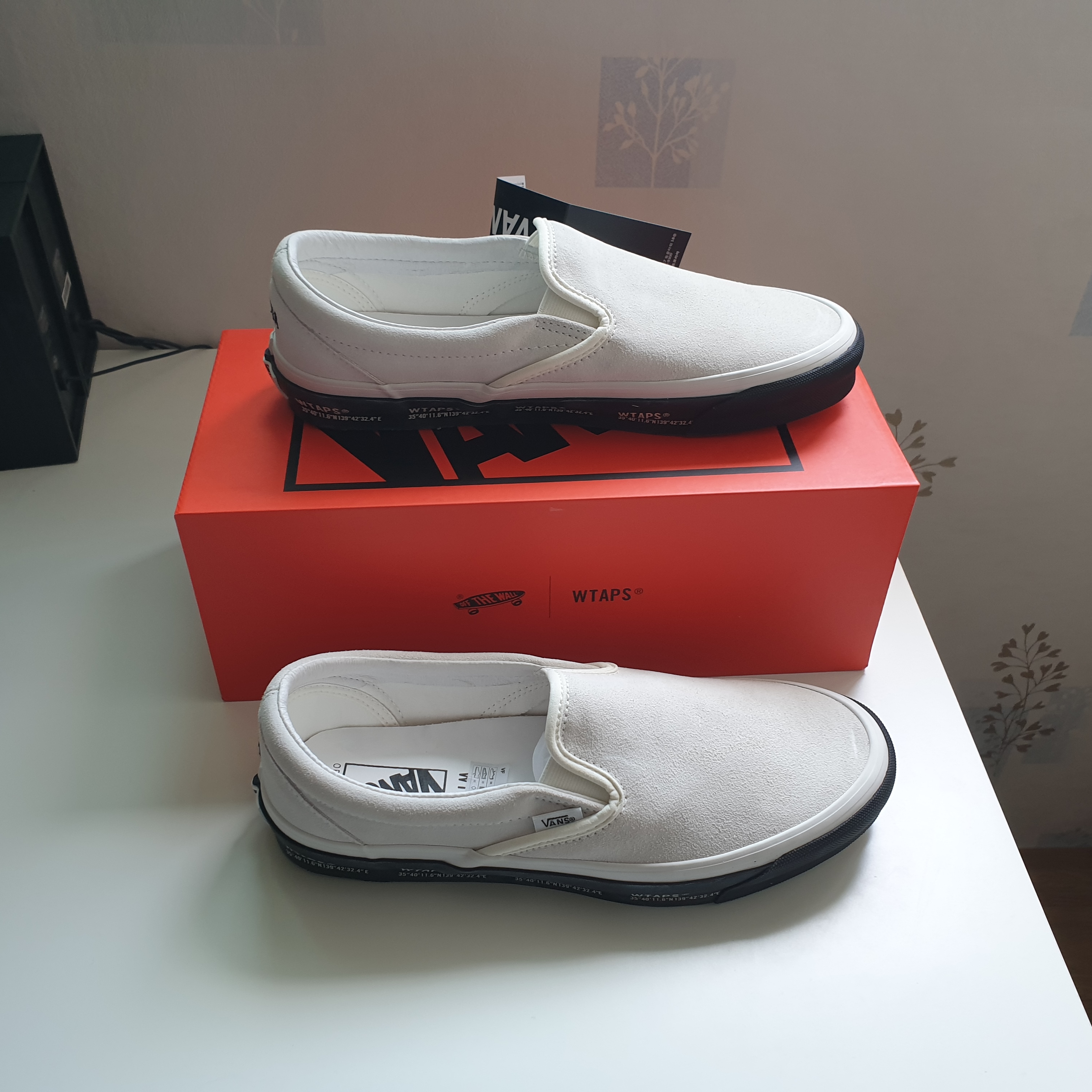 Vans Vault x WTAPS Vault Classic Slip-On LX White Black 착용 스타일 - 1