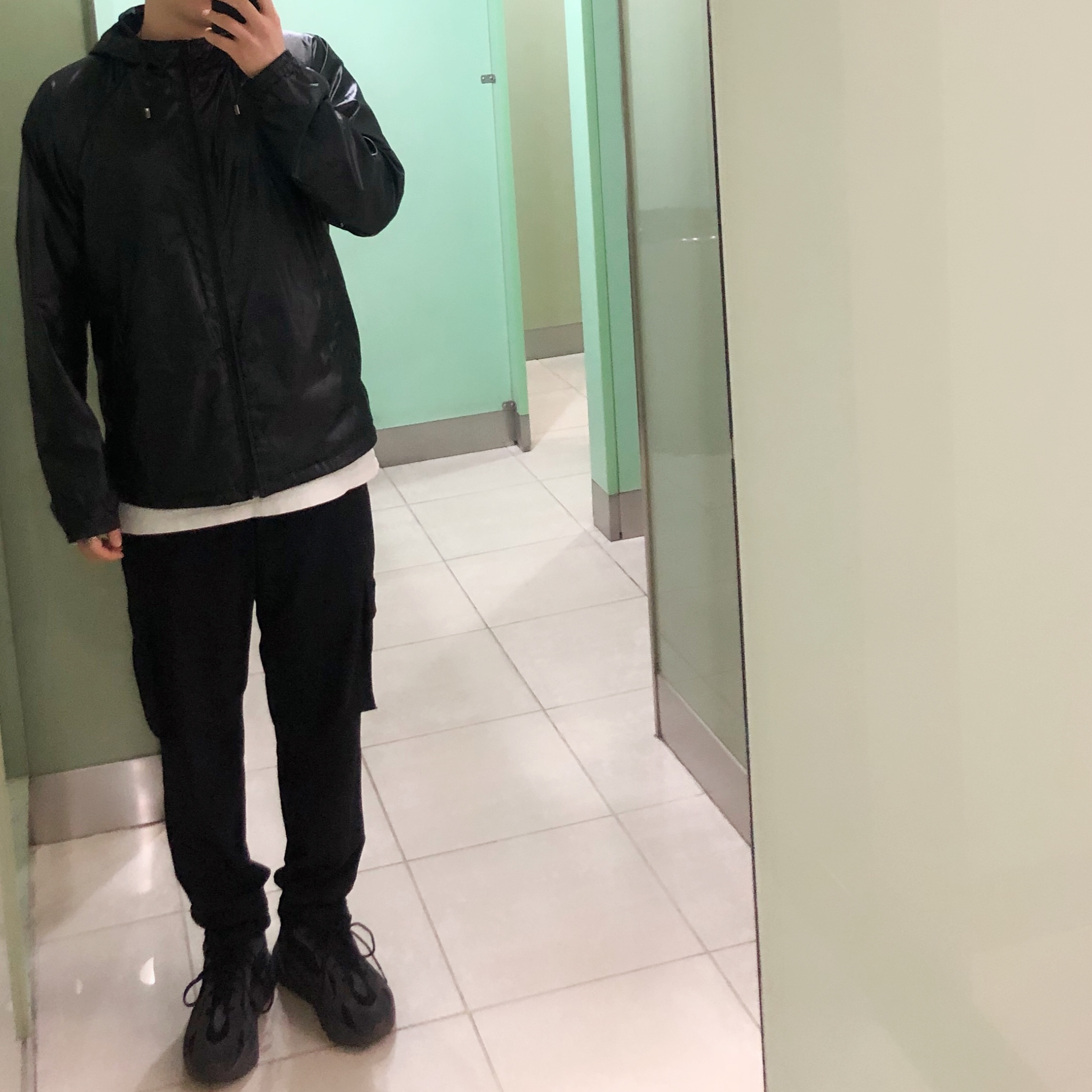 Adidas Yeezy Boost 700 V2 Vanta 2019 착용 스타일